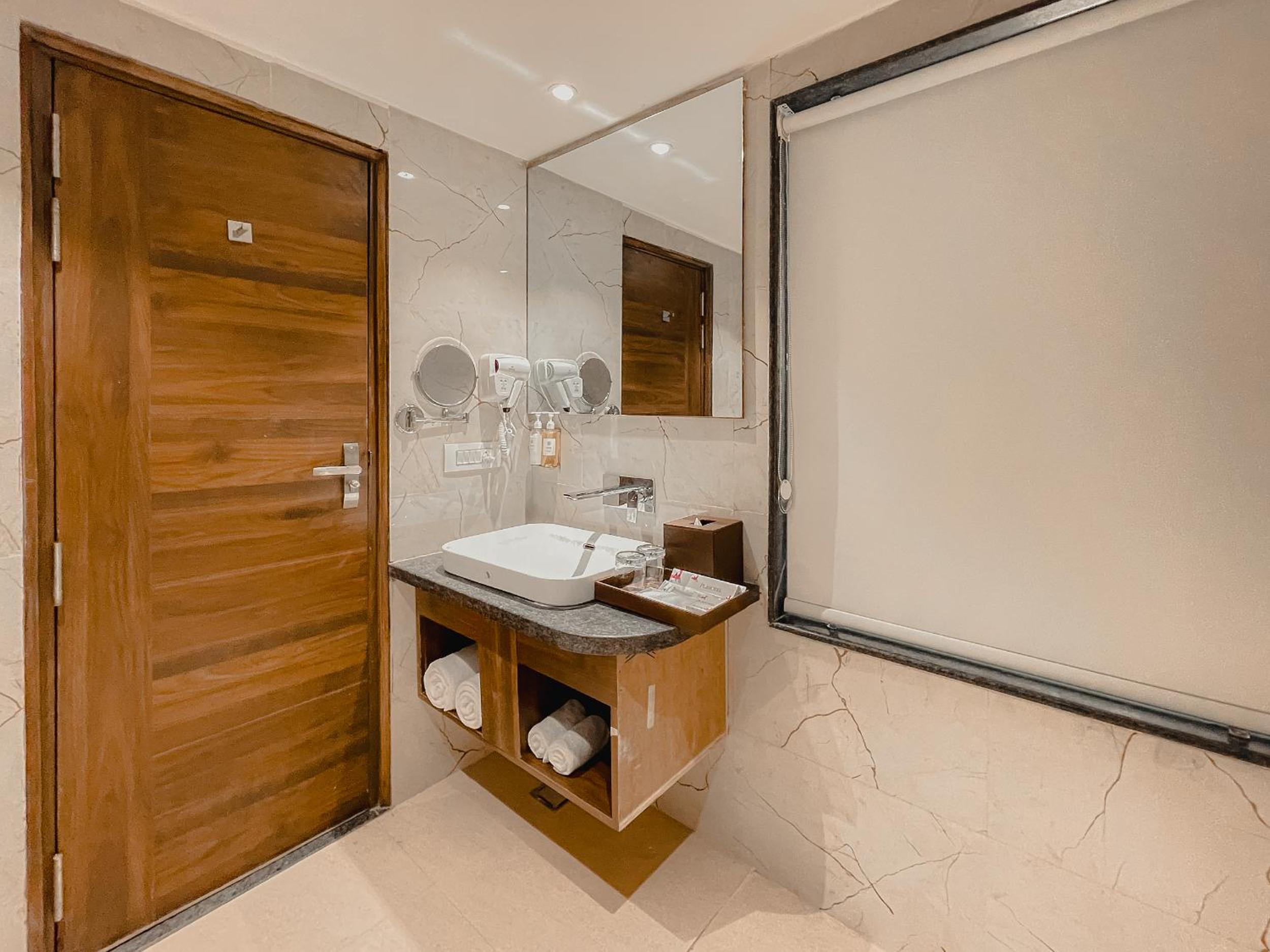 Executive Suite - Photo 2