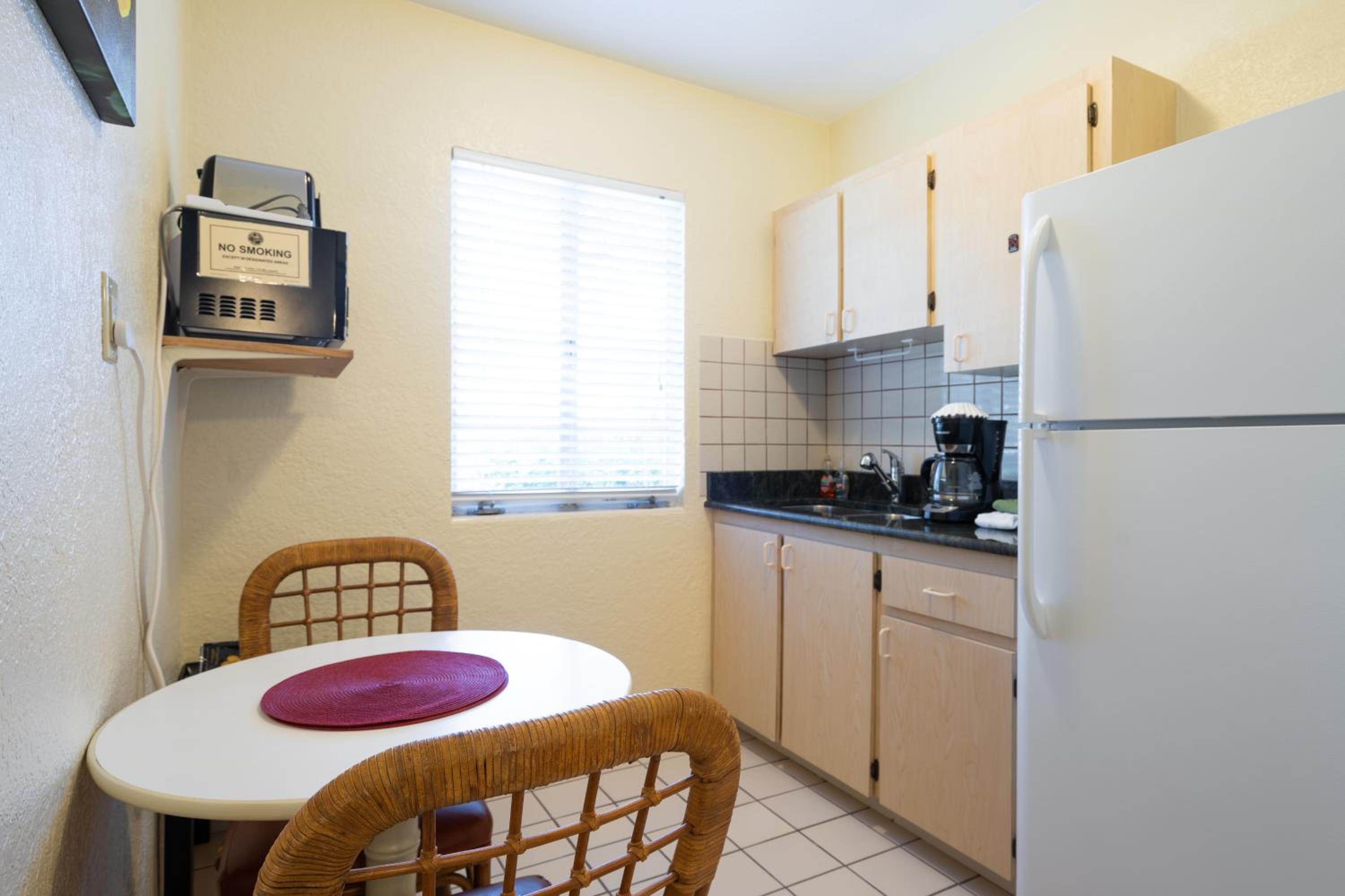 Deluxe King Suite - Photo 13