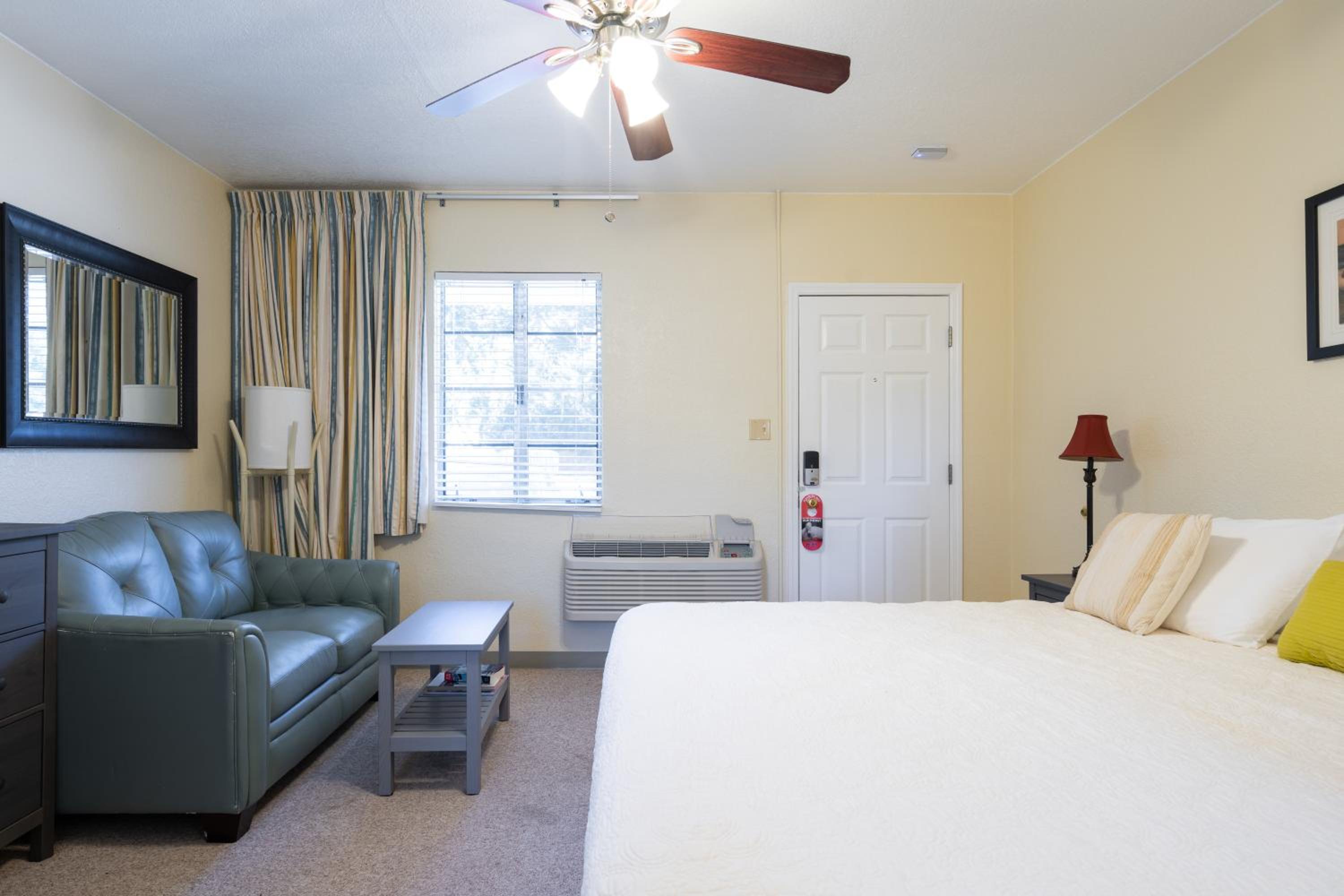 Deluxe King Suite - Photo 16
