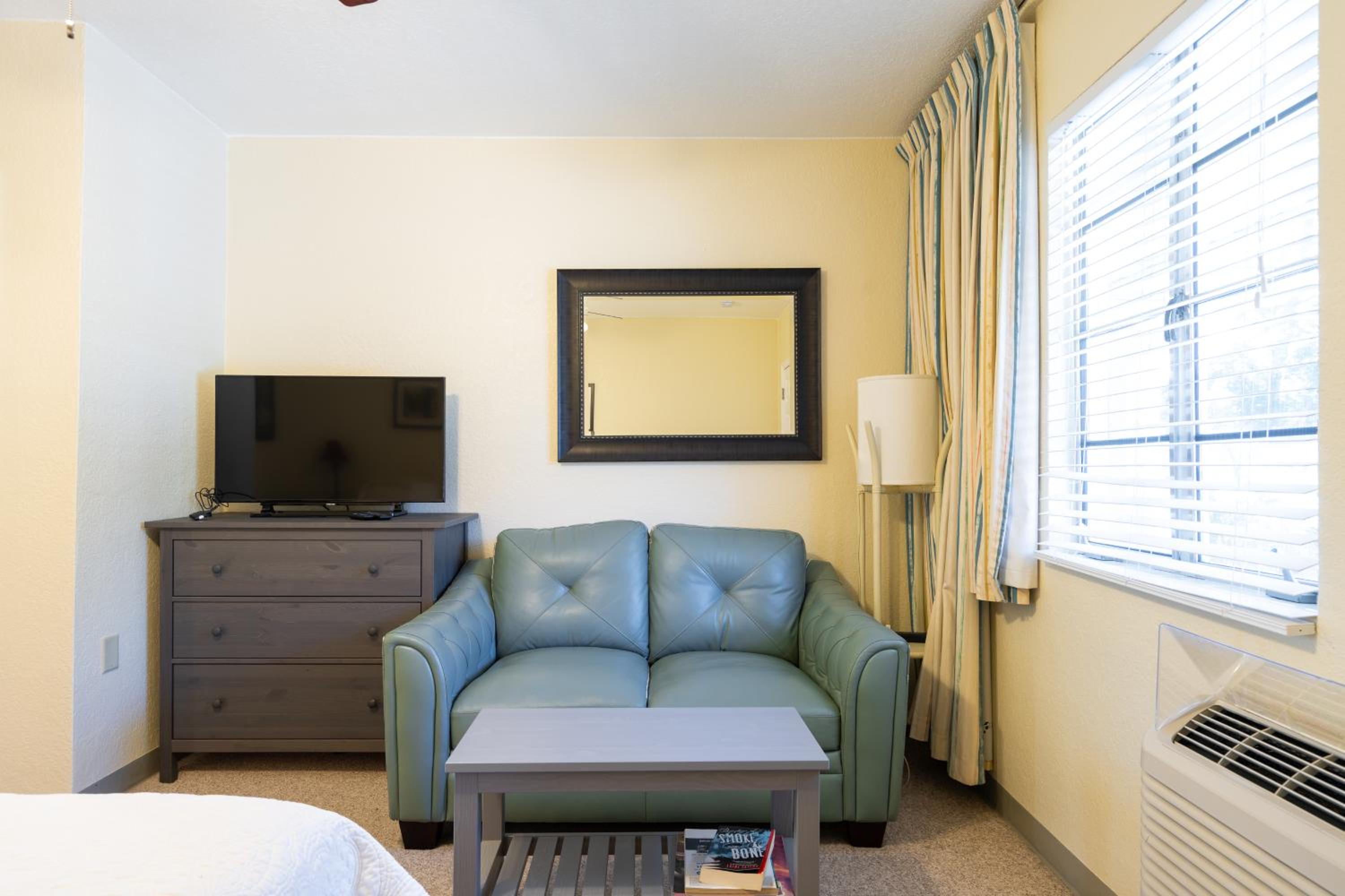 Deluxe King Suite - Photo 2