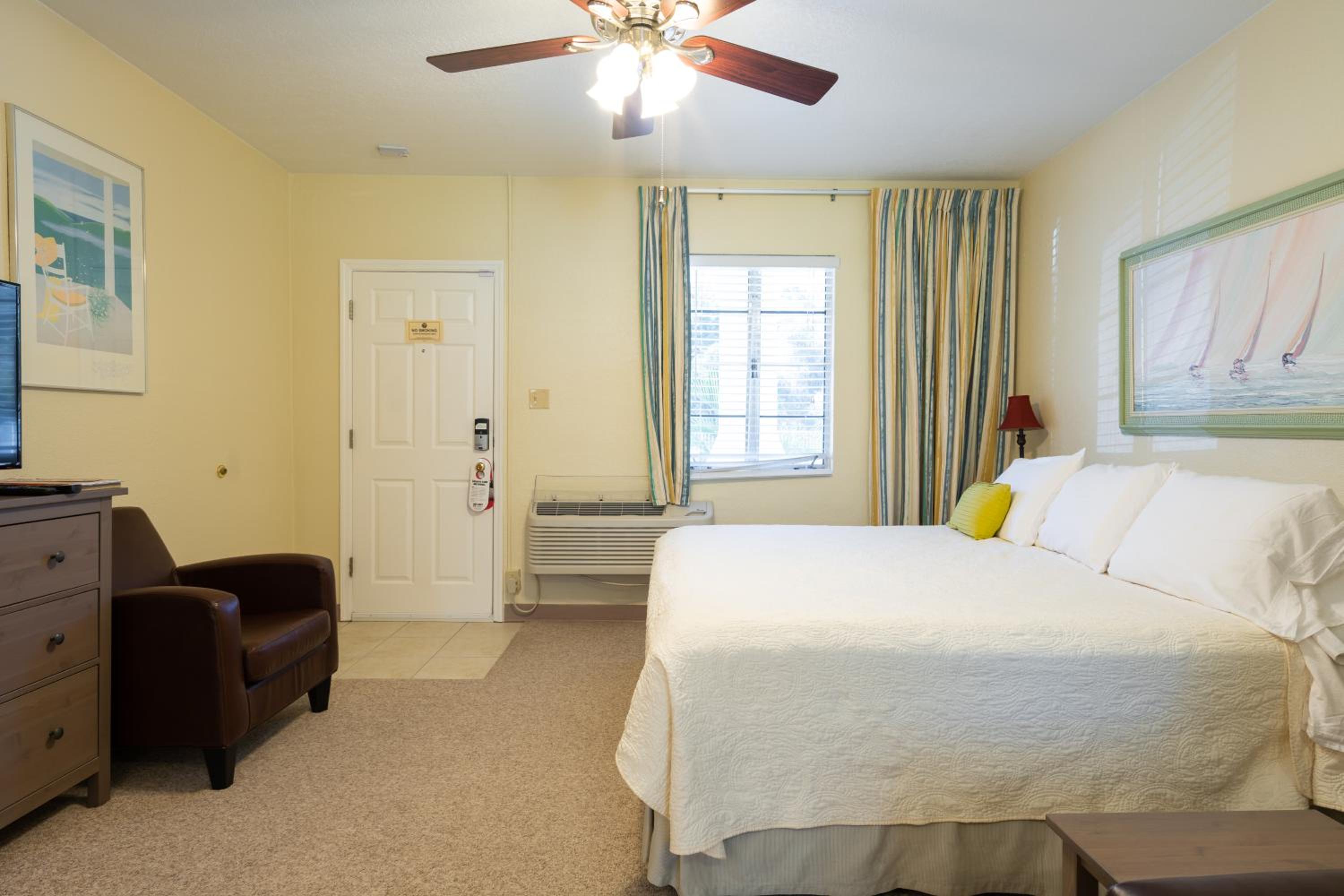 Deluxe King Suite - Photo 14