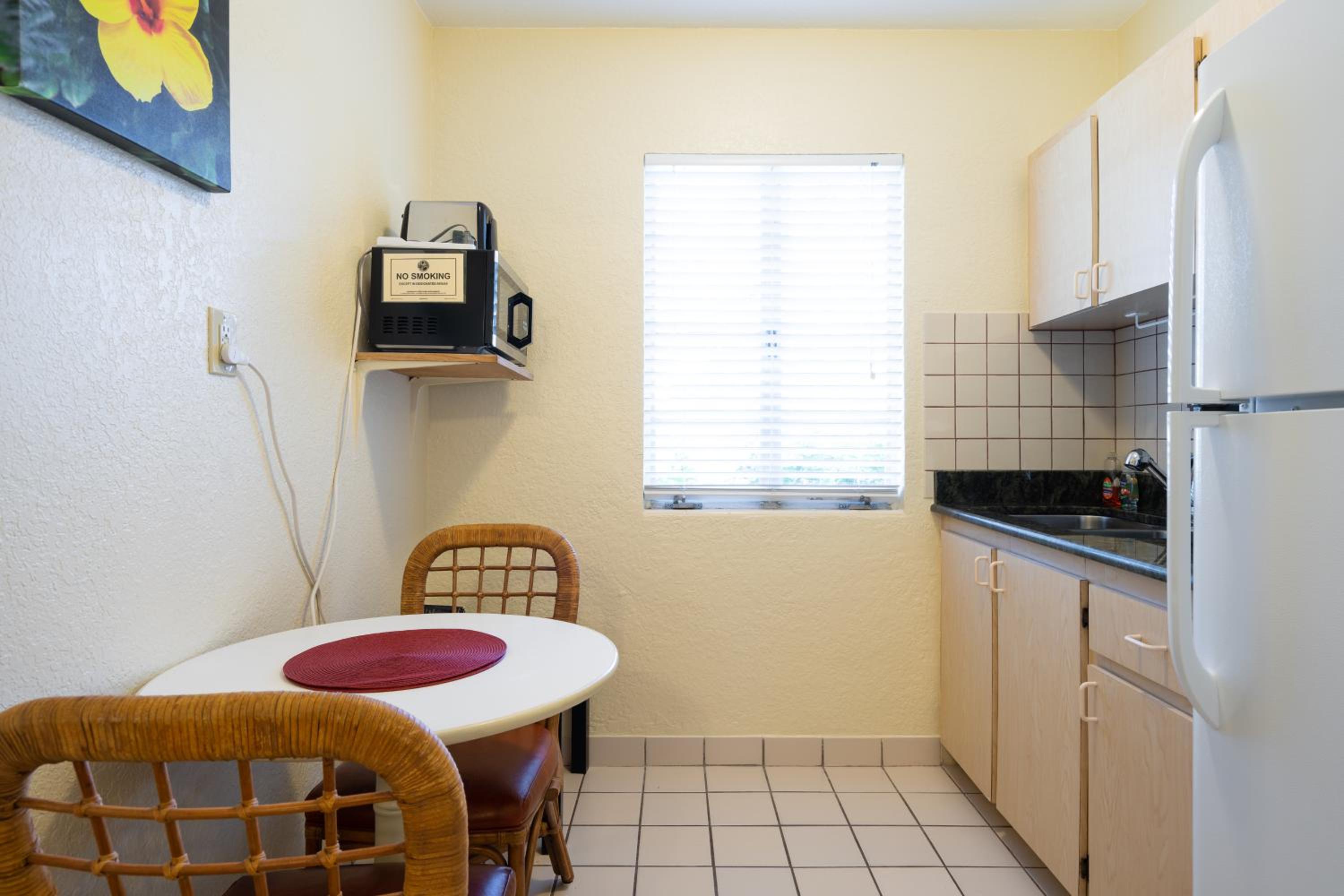Deluxe King Suite - Photo 9