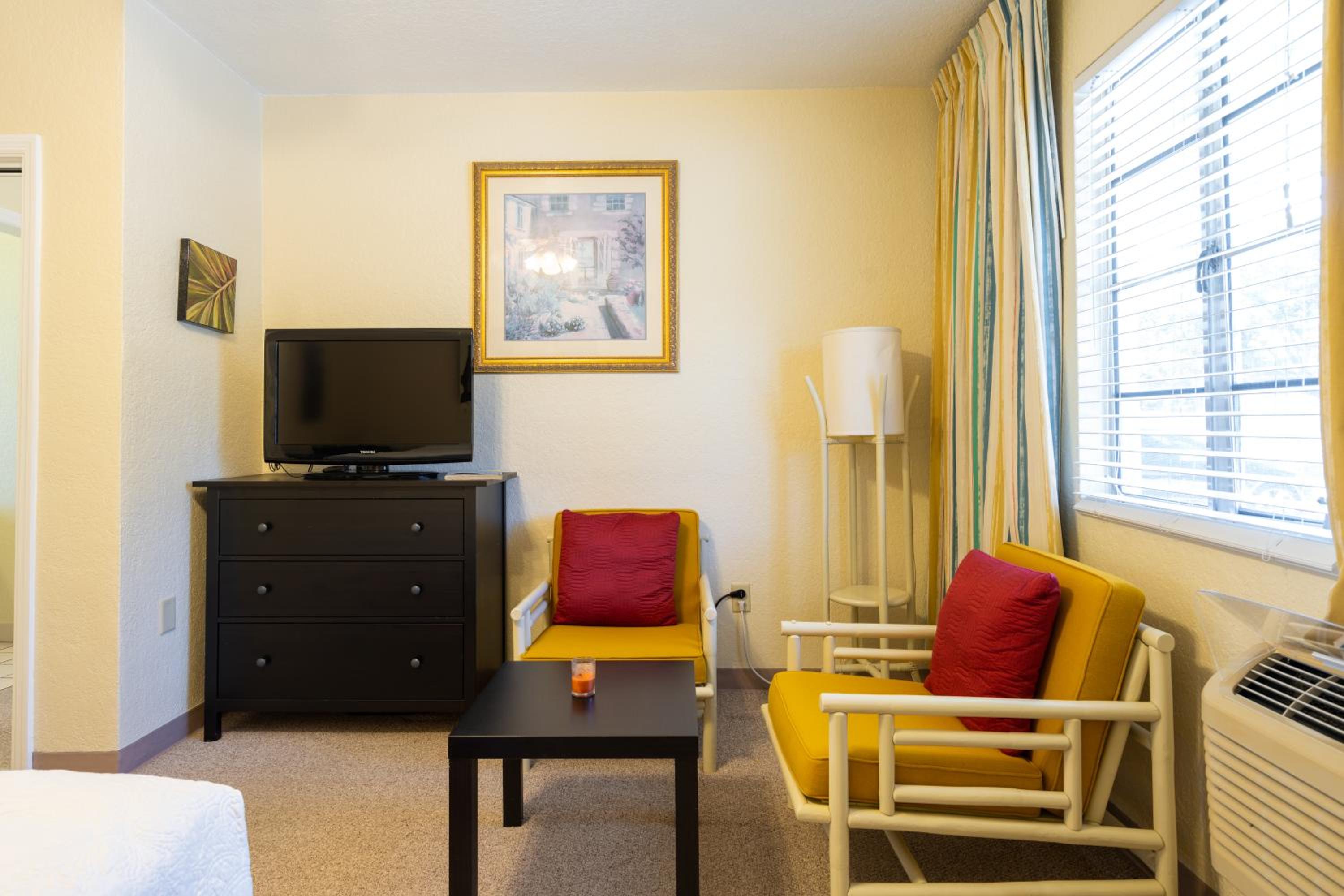 Deluxe Queen Suite - Photo 5