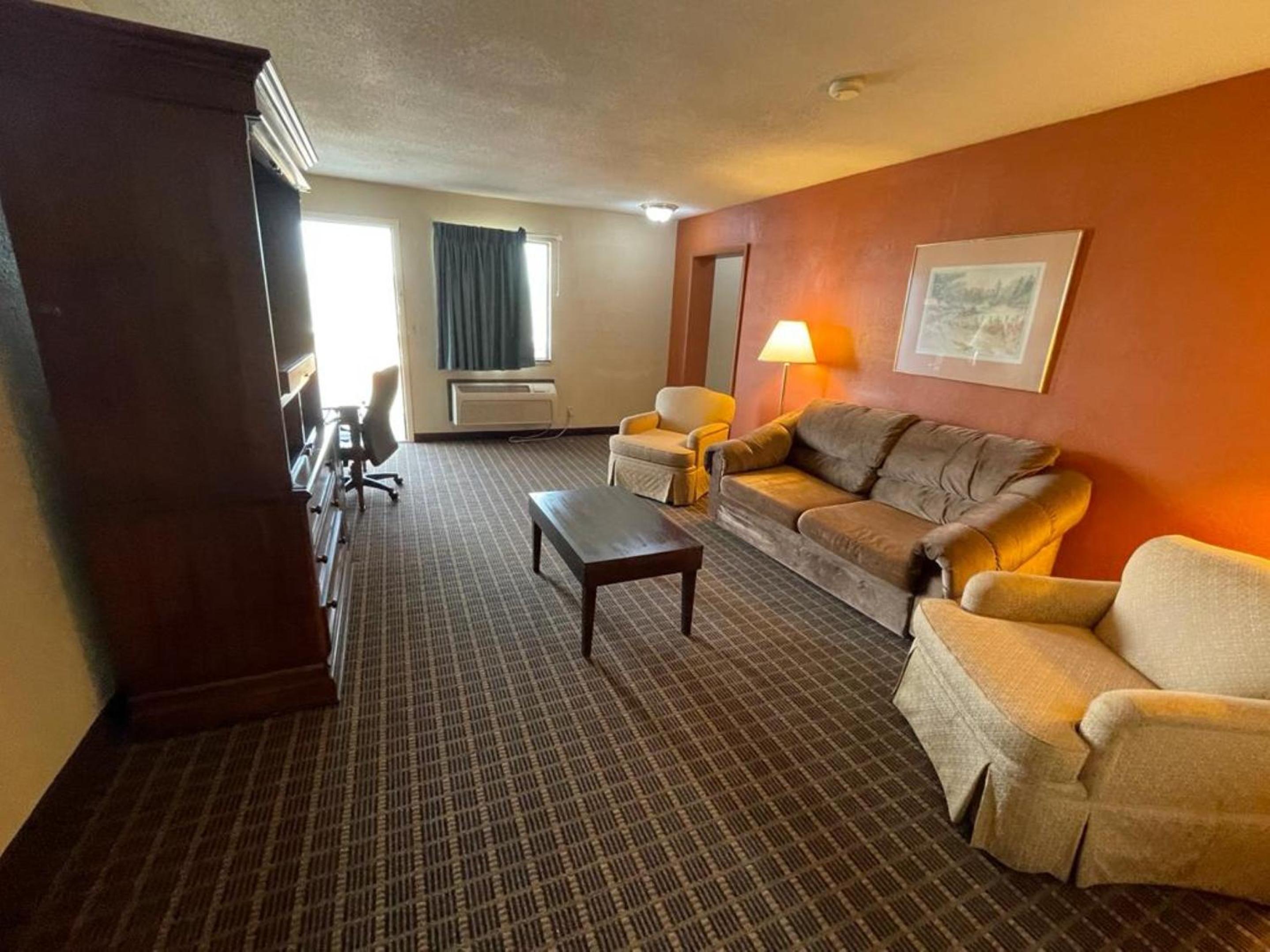 Queen Room photo 2