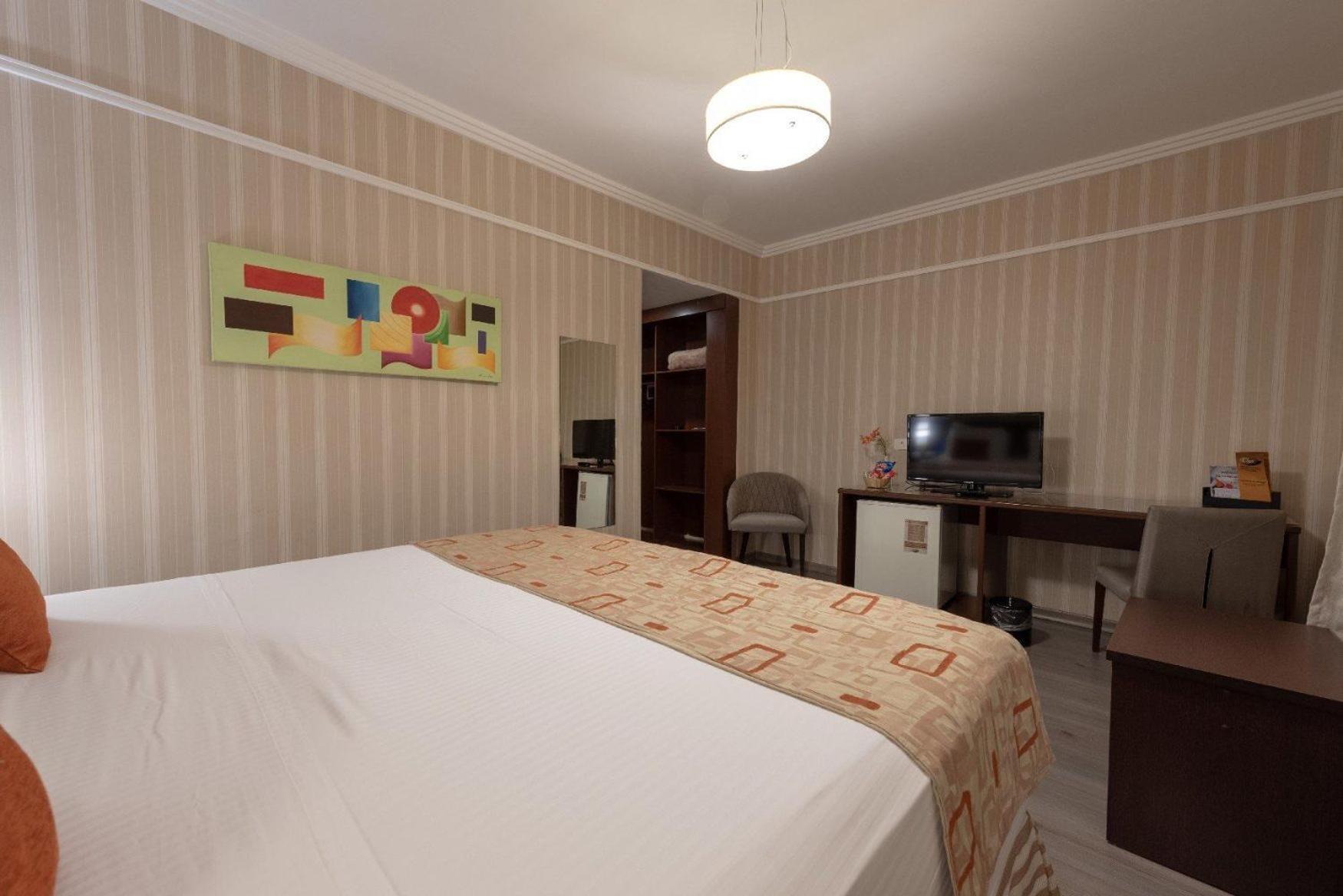 King Size Bed Luxury Suite photo 3