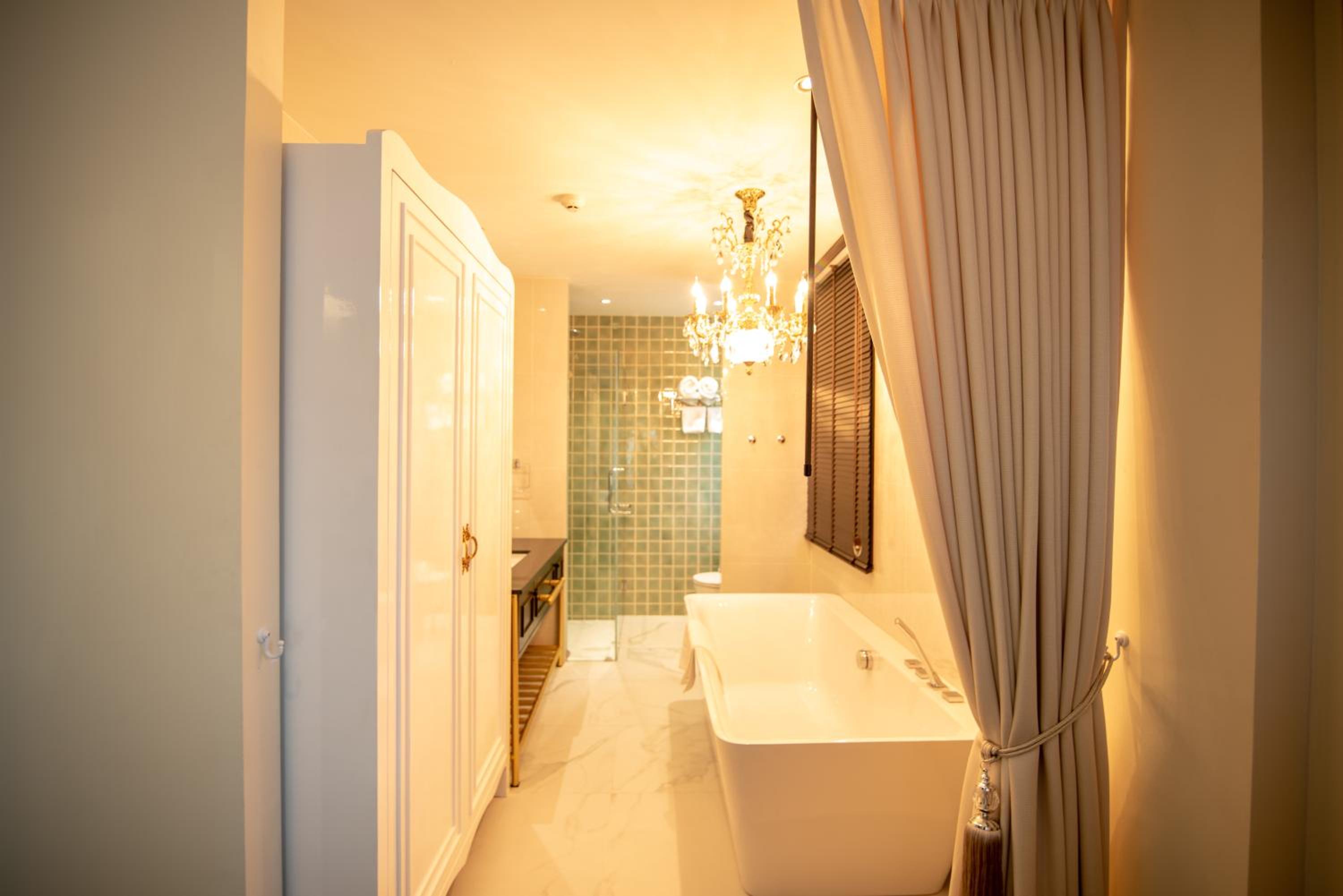 Deluxe Double Room with Bath - Photo 4