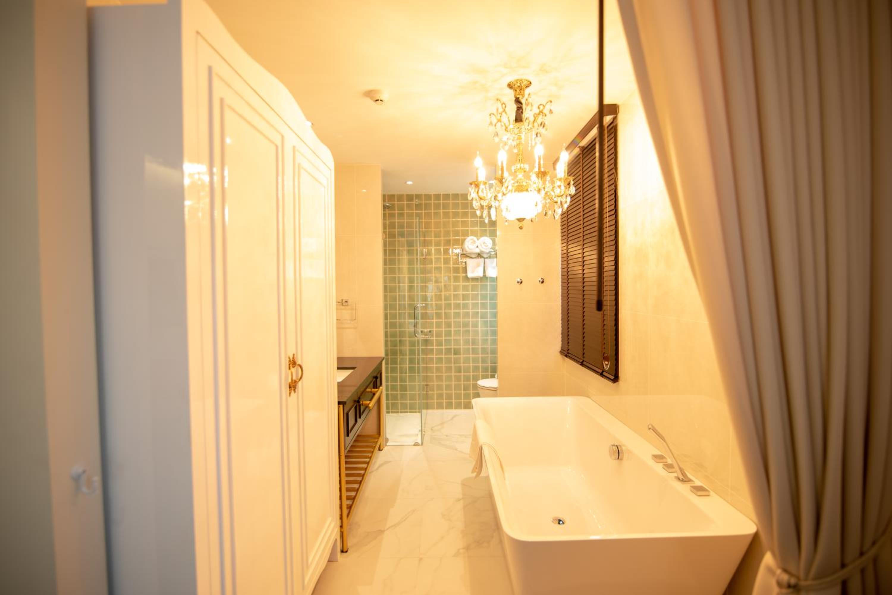 Deluxe Double Room with Bath - Photo 9