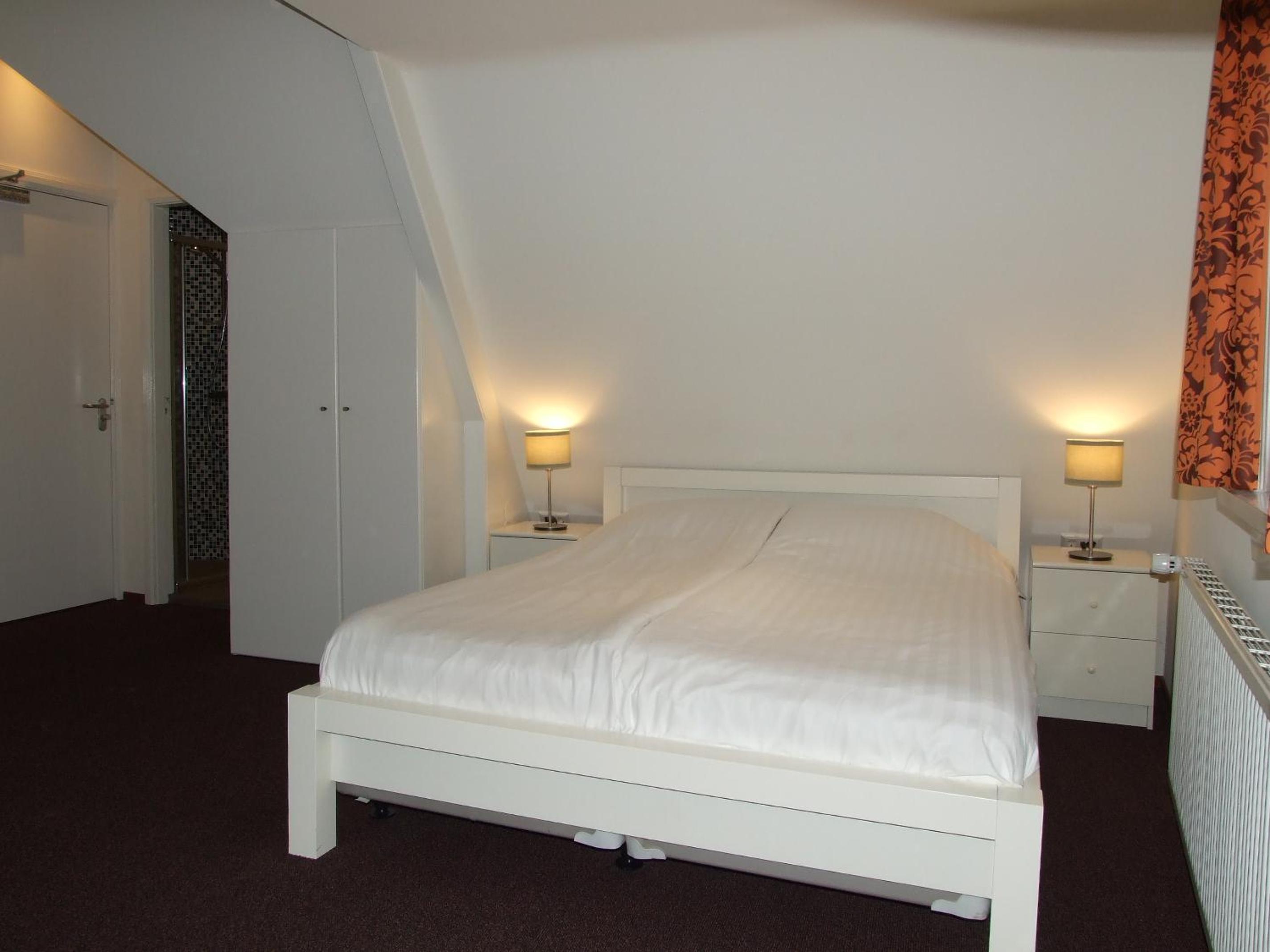Quadruple Room with Private Bathroom - Photo 1