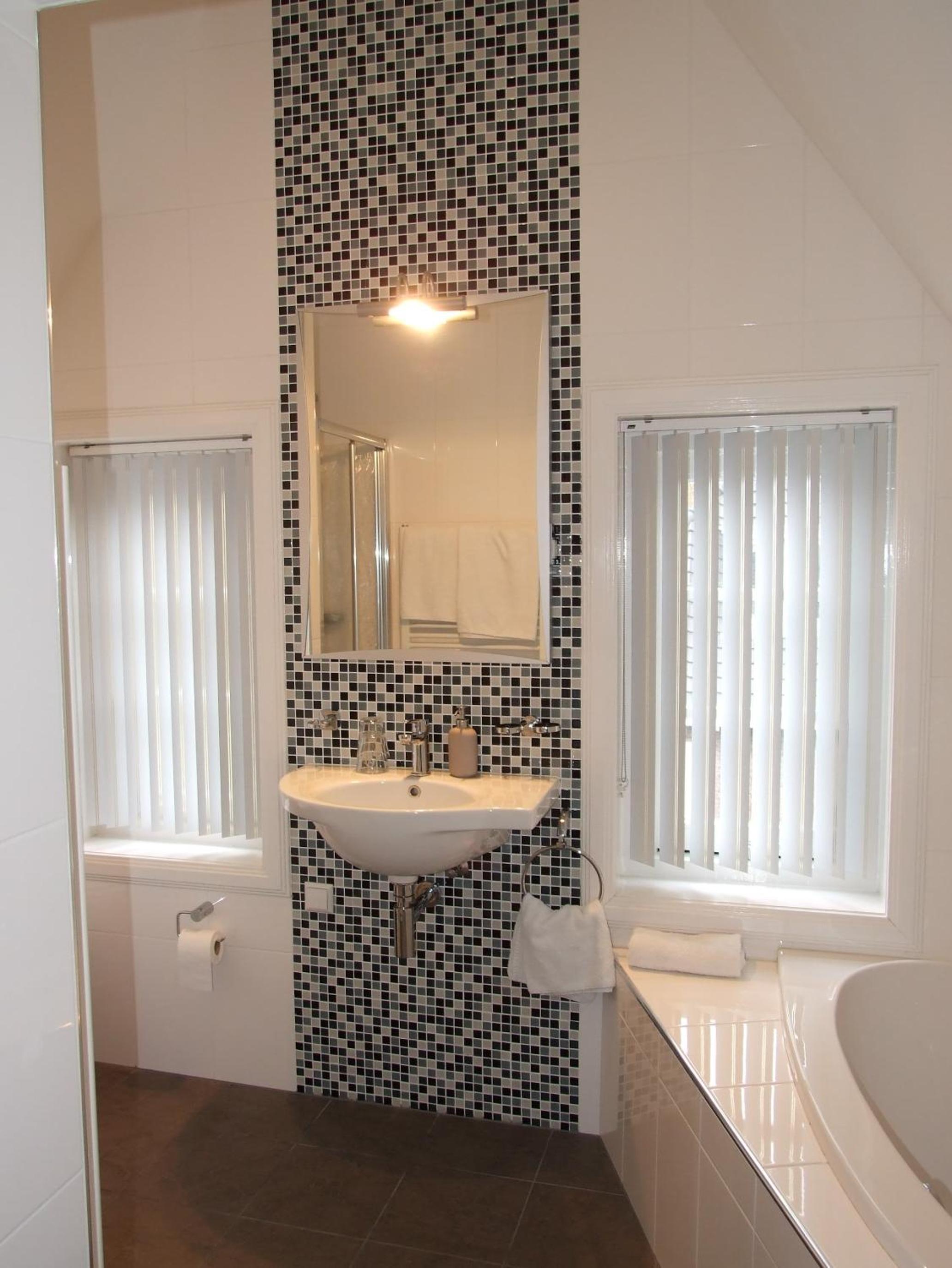 Double Room with Private Bathroom - Photo 2