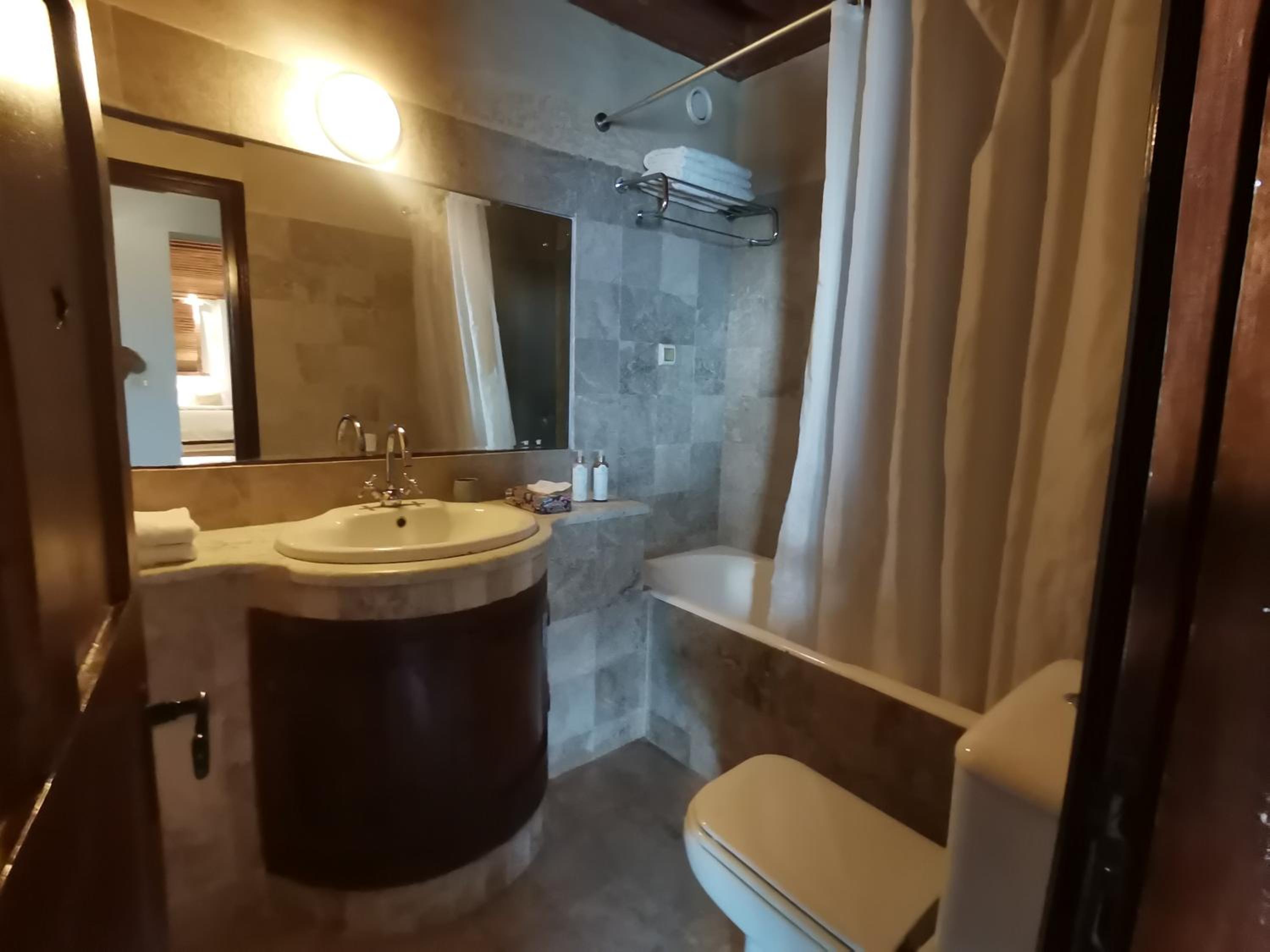 Deluxe Room - Photo 6