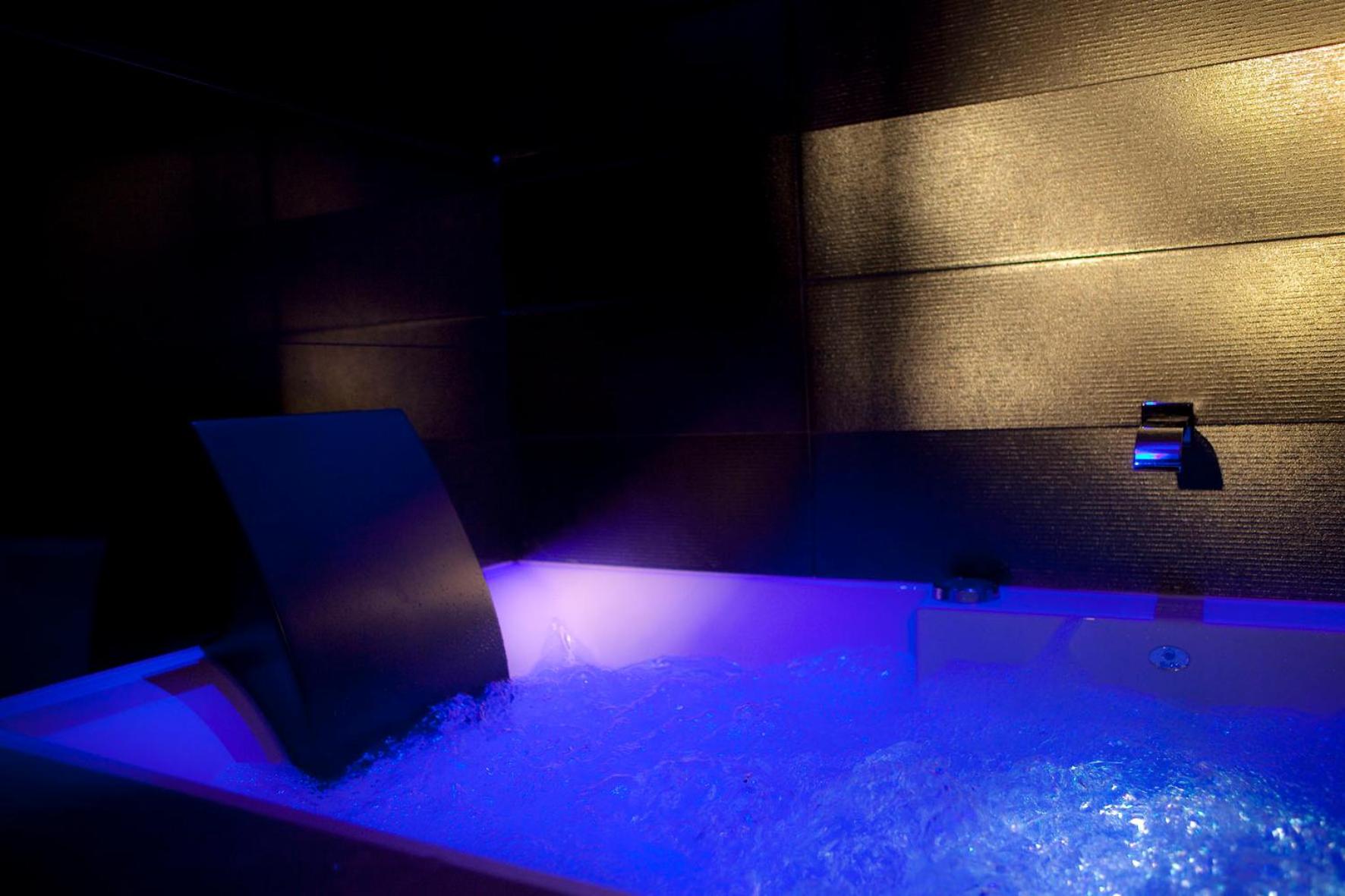 Musée d'Orsay Room - With Jacuzzi