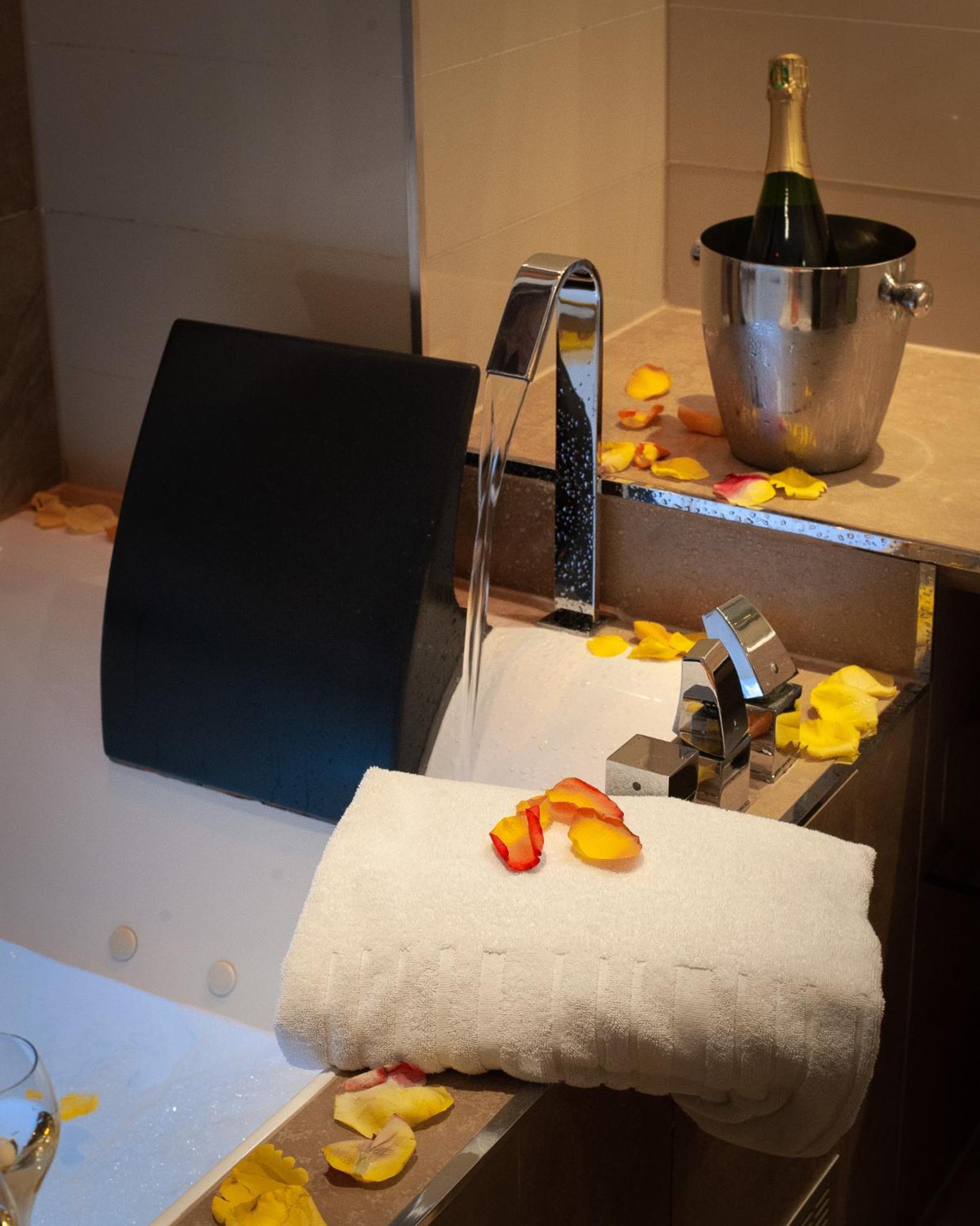 Atelier d'Artiste Room - With Jacuzzi