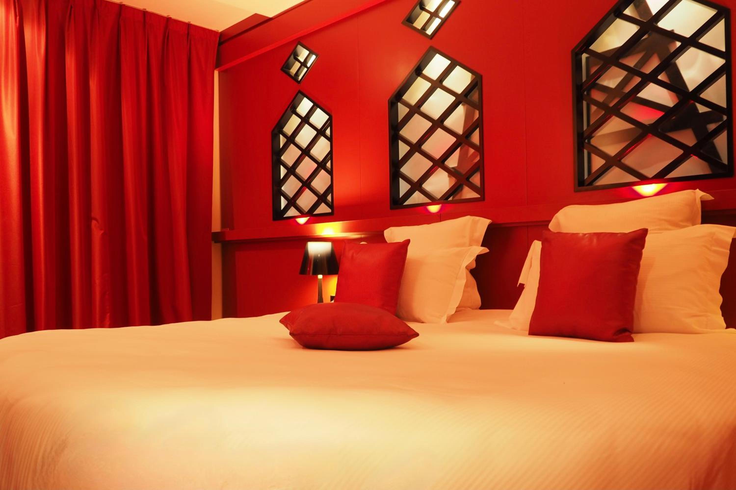 Double Room Moulin Rouge With Jacuzzi And Round Bed - City View