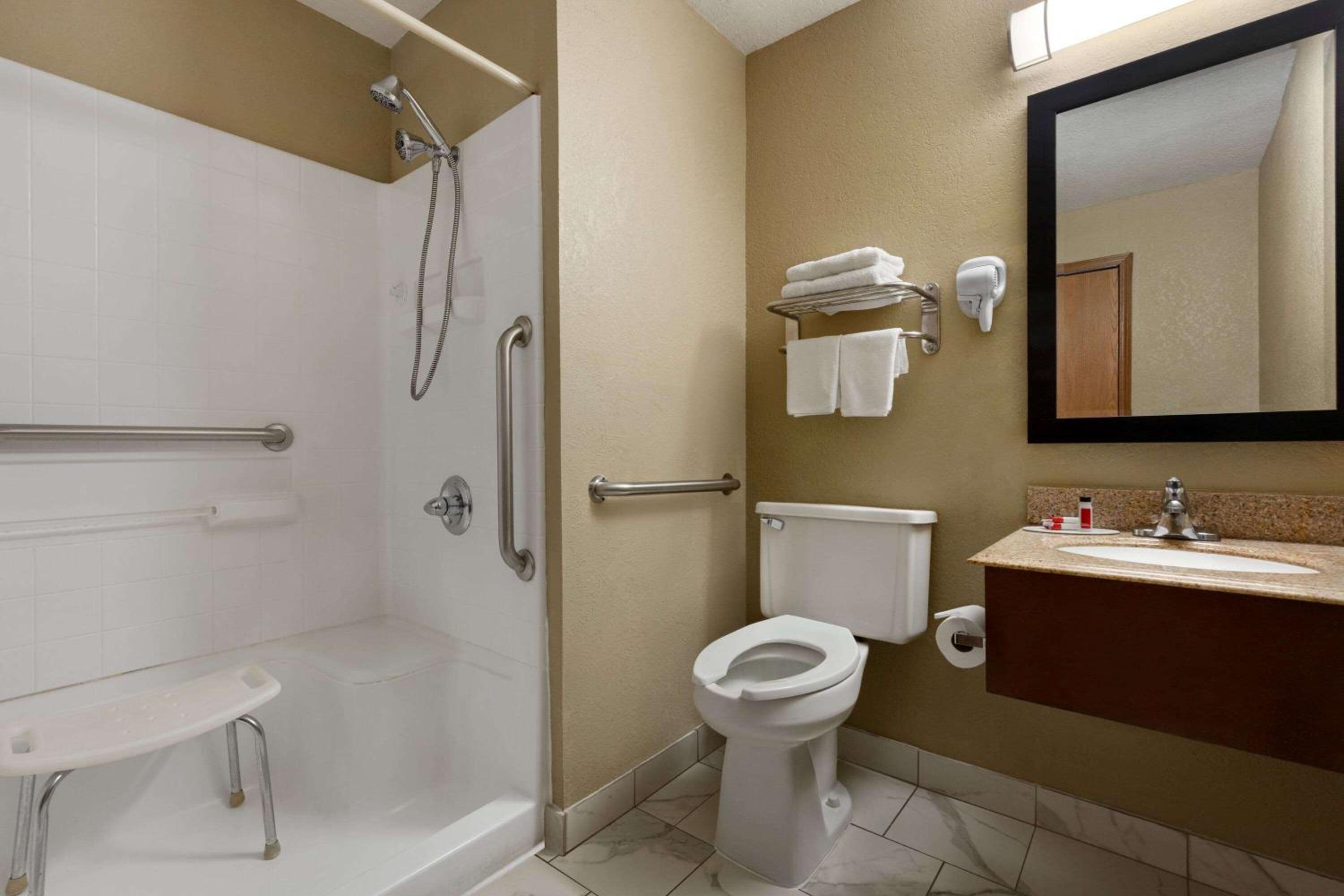 King Room - Disability Access/Non-Smoking - Photo 3