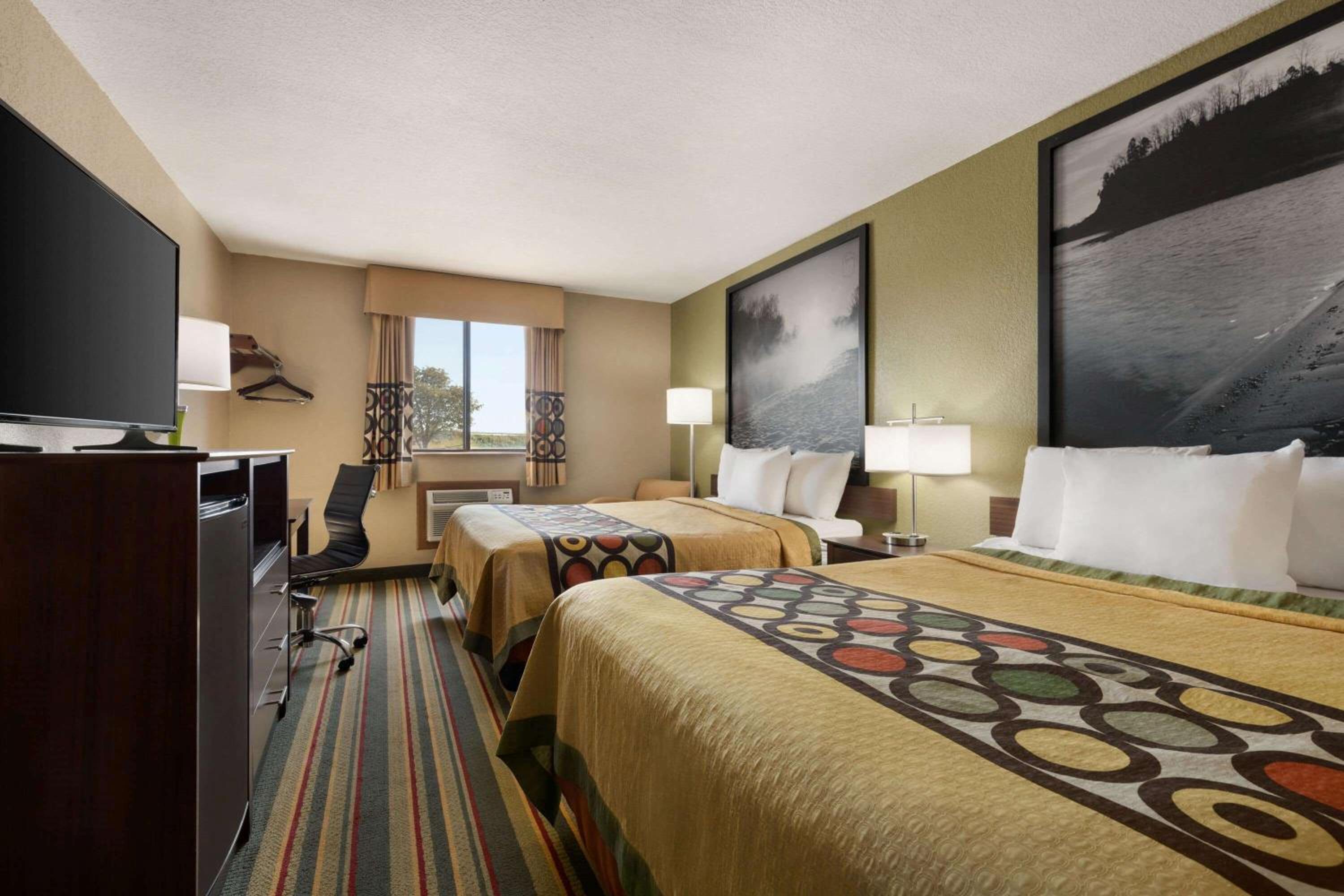 Queen Room with Two Queen Beds - Non-Smoking - Photo 2