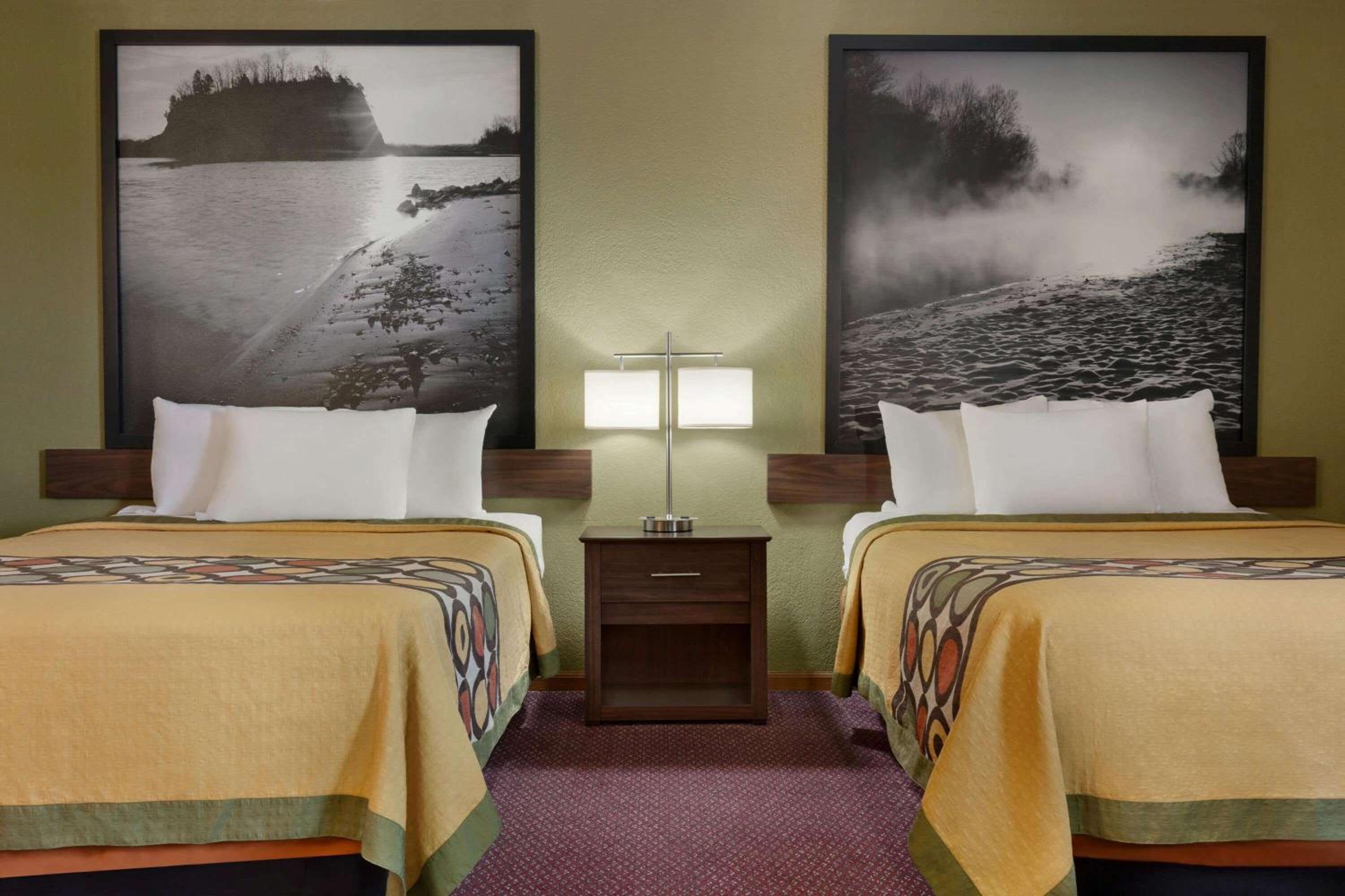 Queen Room with Two Queen Beds - Non-Smoking - Photo 4