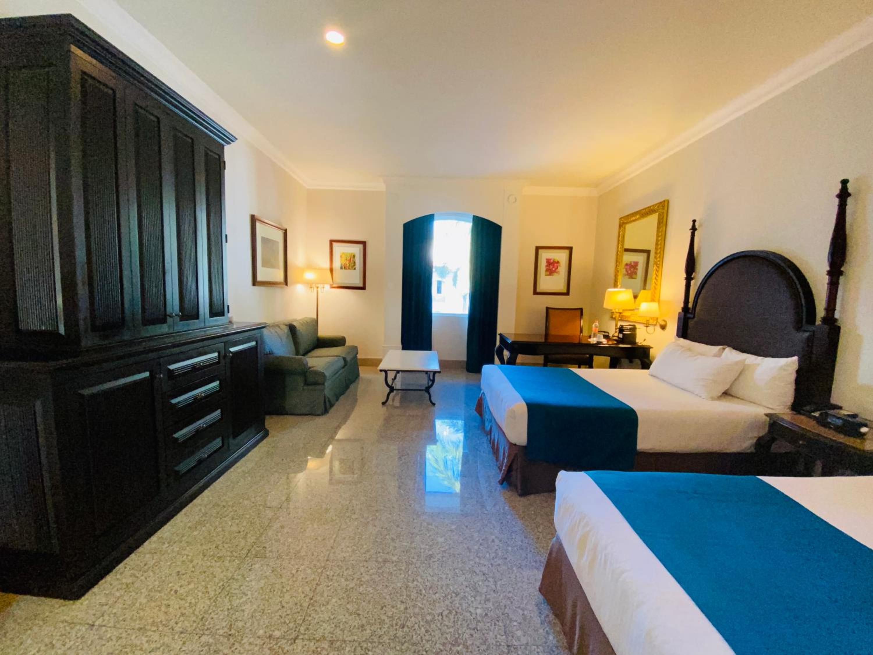 Luxury Suite with Two Double Beds - Non Smoking - Photo 1