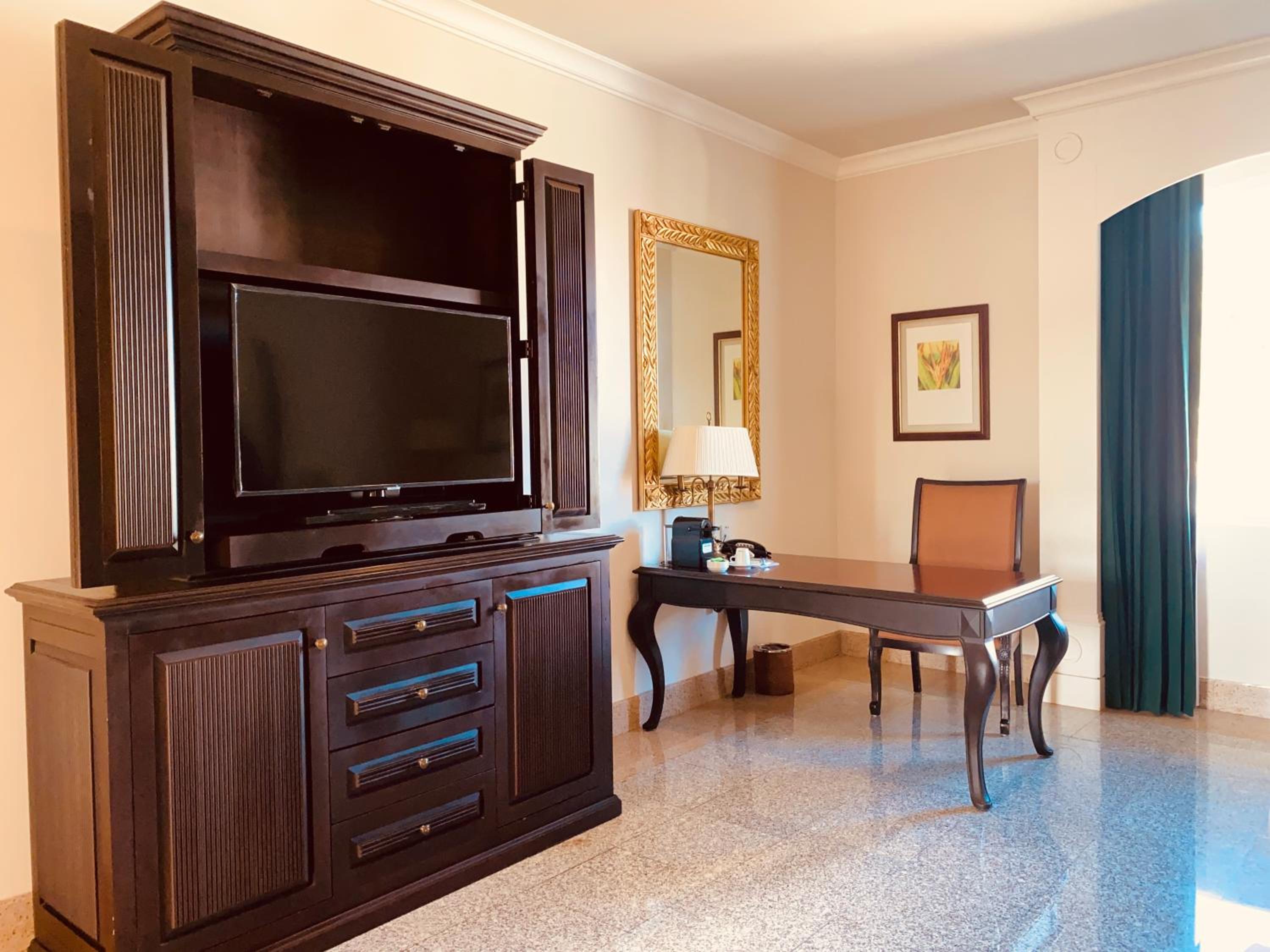 Classic Suite with Two Double Beds - Non Smoking - Photo 1