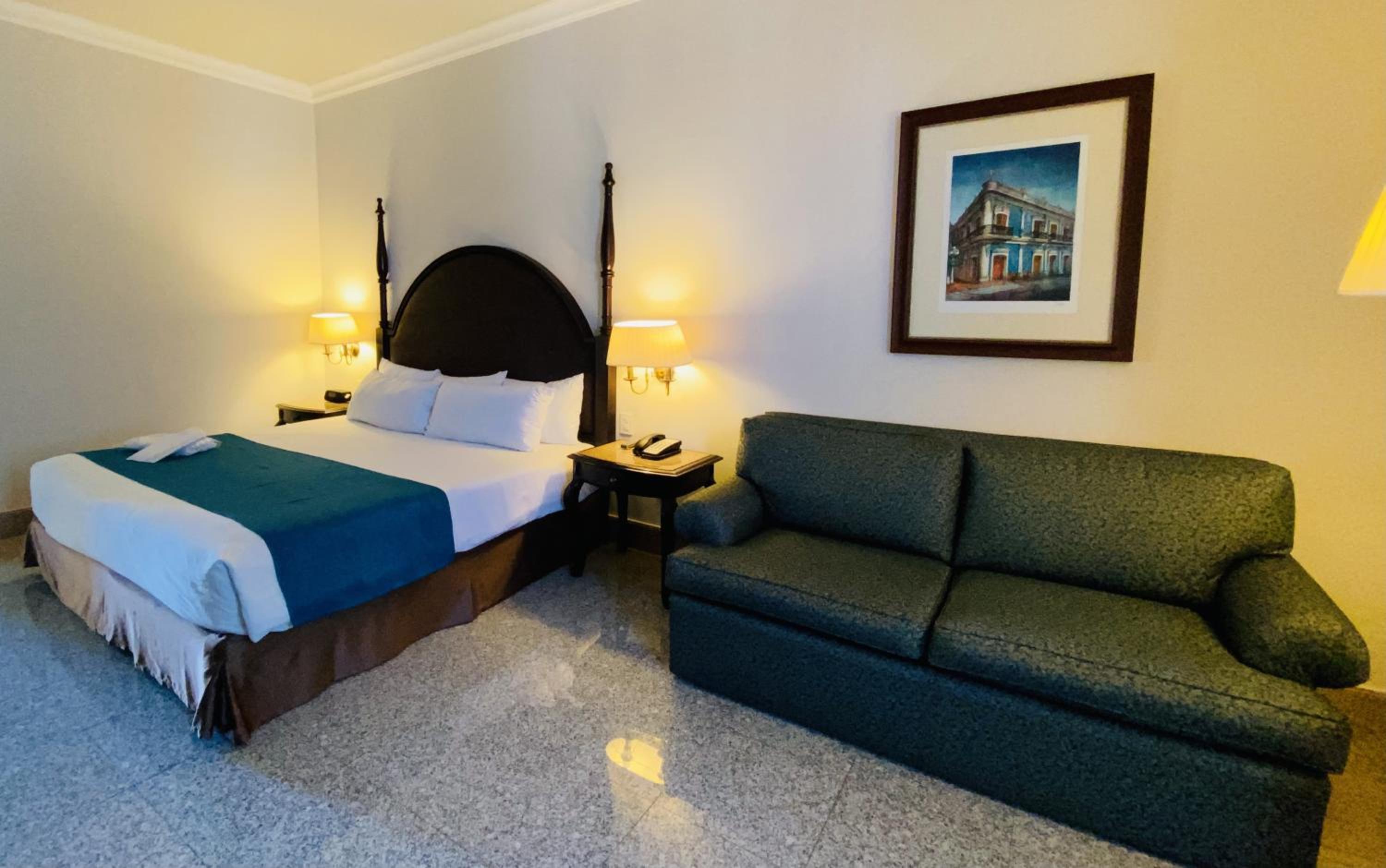 Luxury Suite with King Bed - Non Smoking - Photo 4