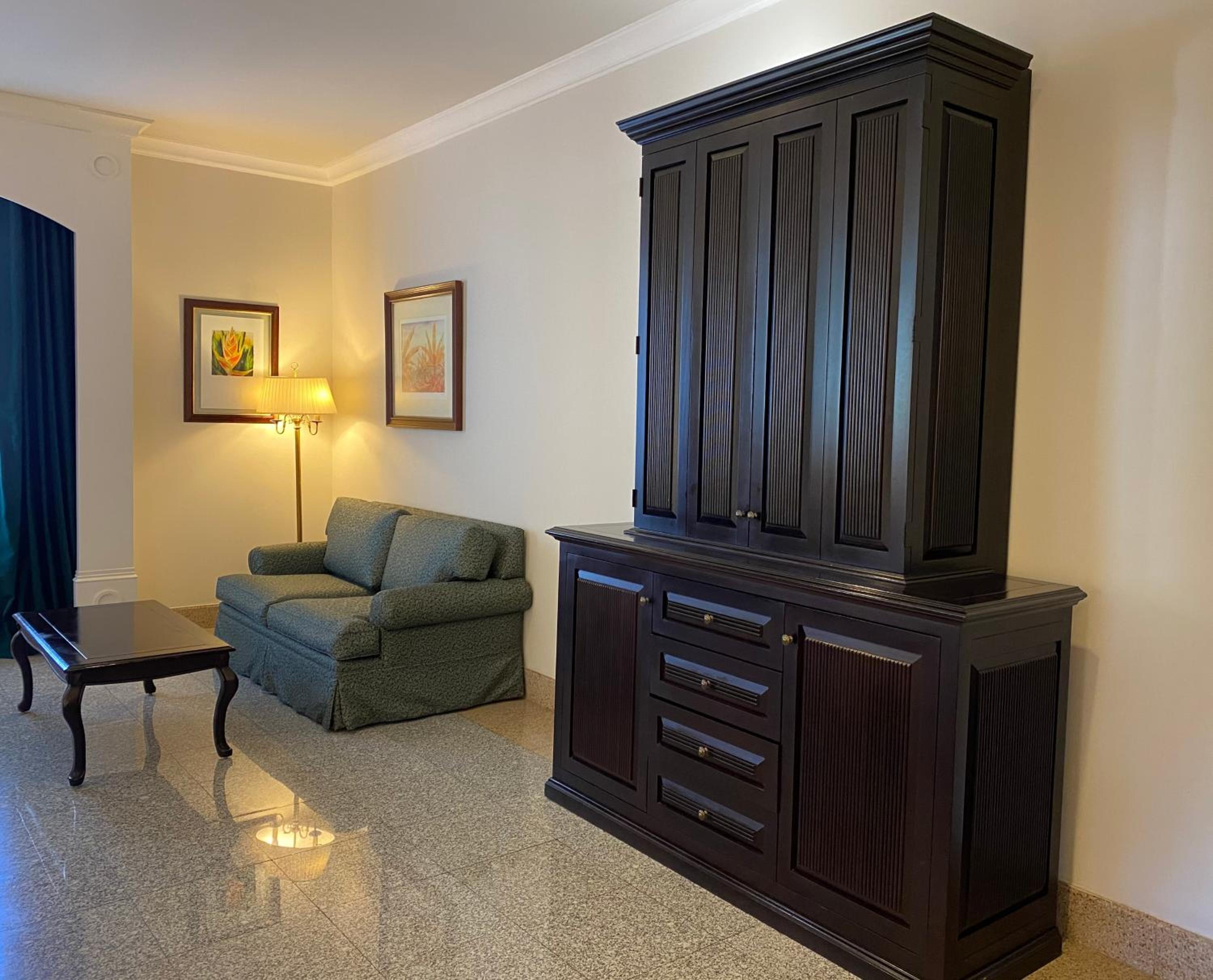 Luxury Suite with King Bed - Non Smoking - Photo 3