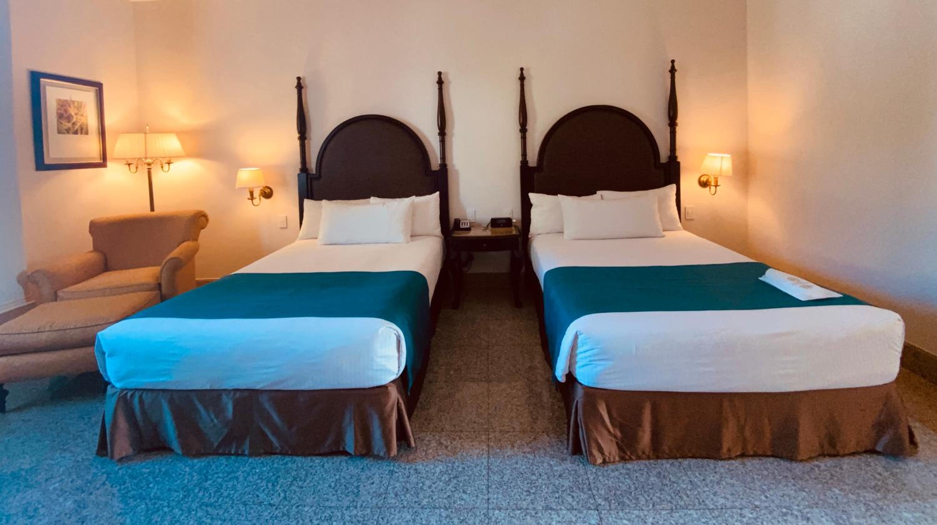 Classic Suite with Two Double Beds - Non Smoking - Photo 4