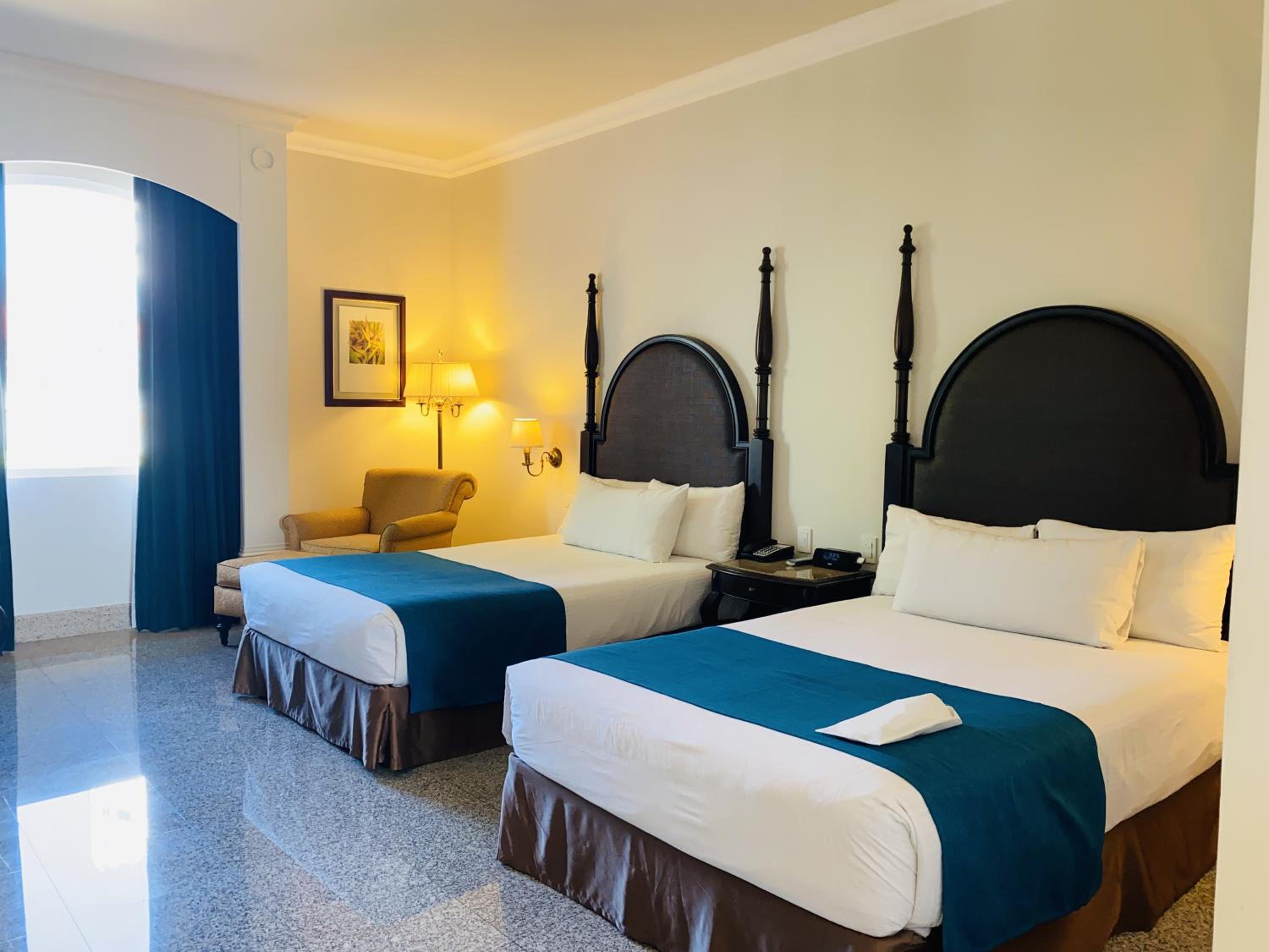 Classic Suite with Two Double Beds - Non Smoking - Photo 2