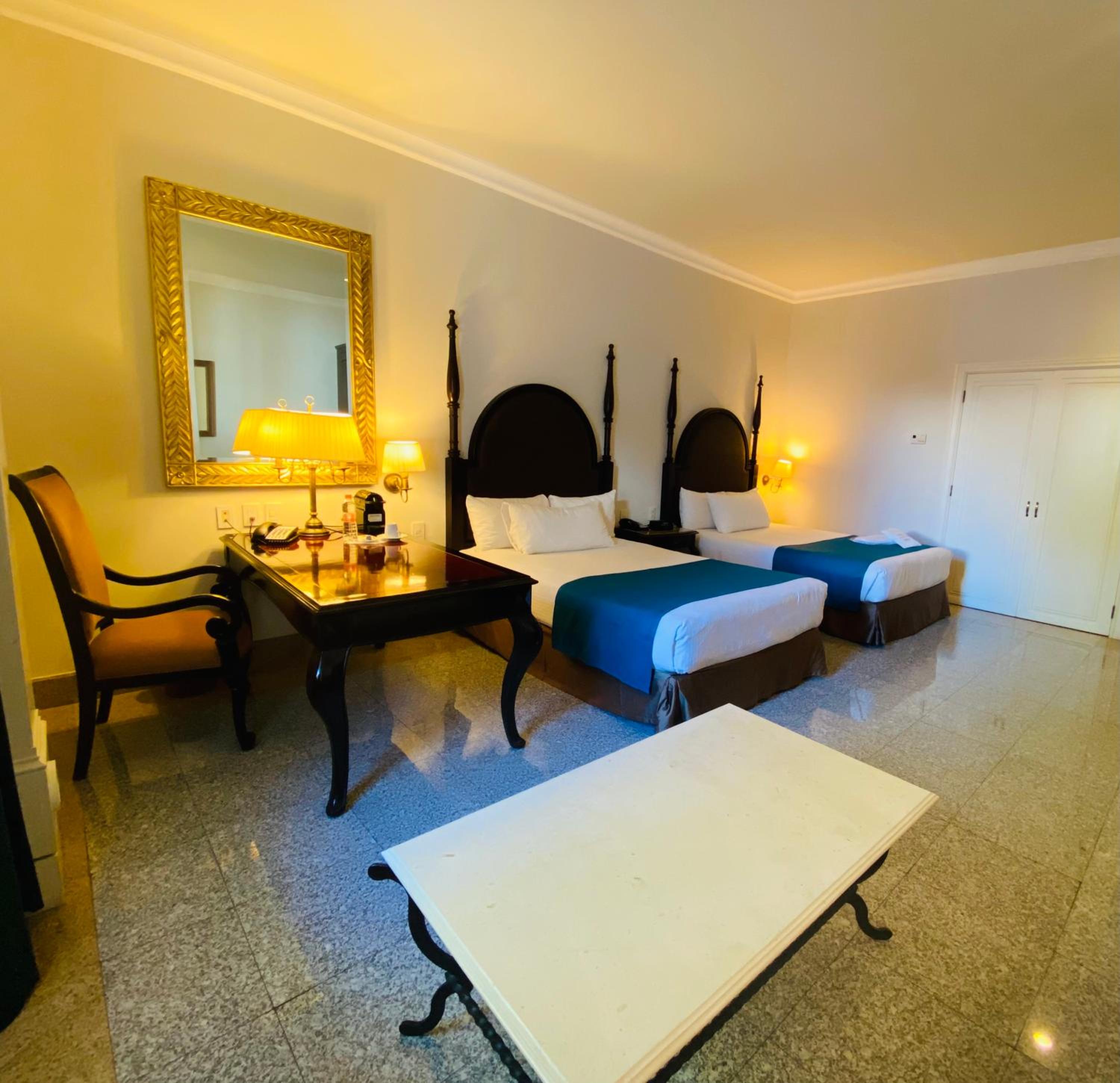 Luxury Suite with Two Double Beds - Non Smoking - Photo 3