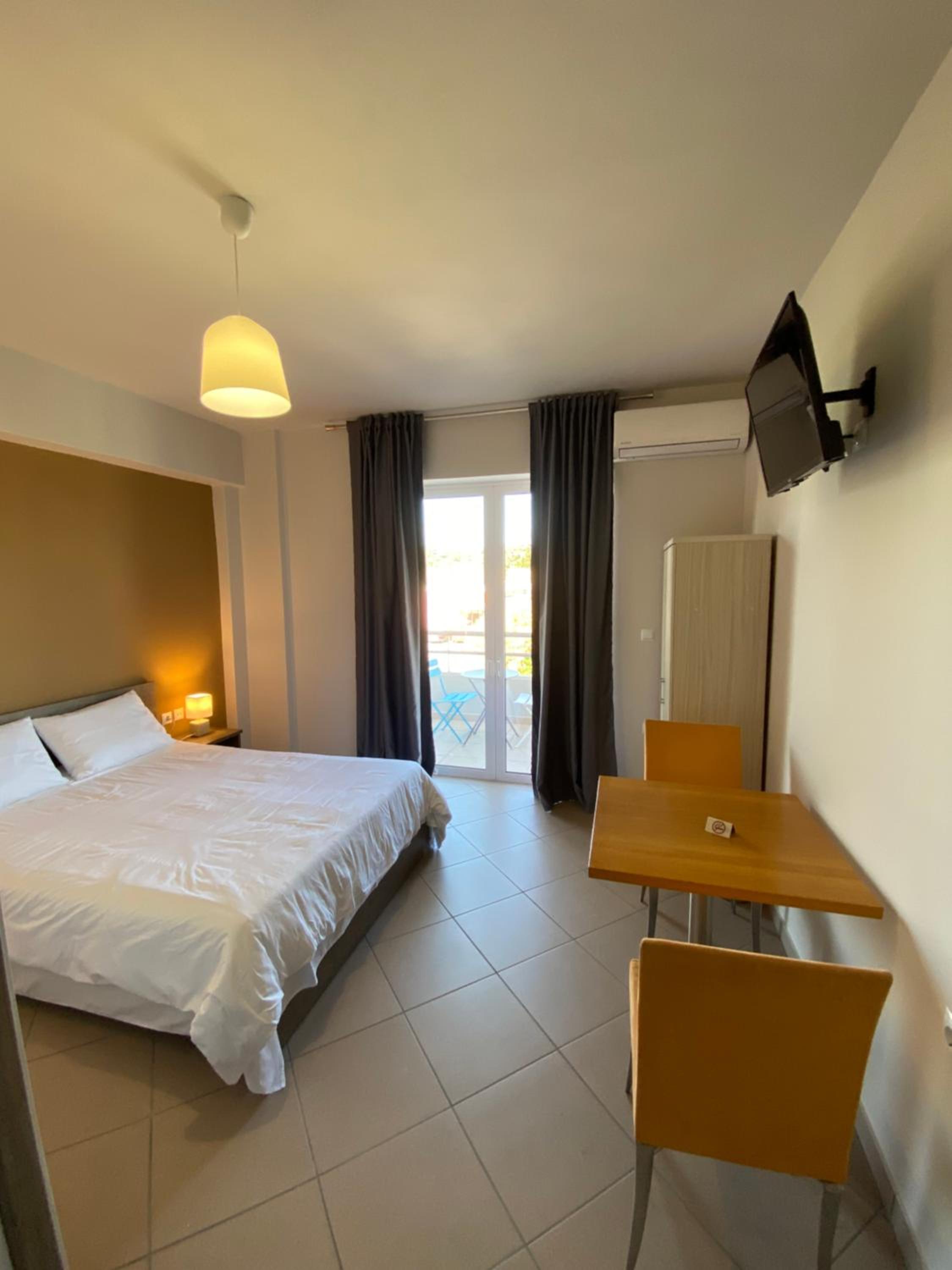 Double Room with Private Bathroom - Photo 8