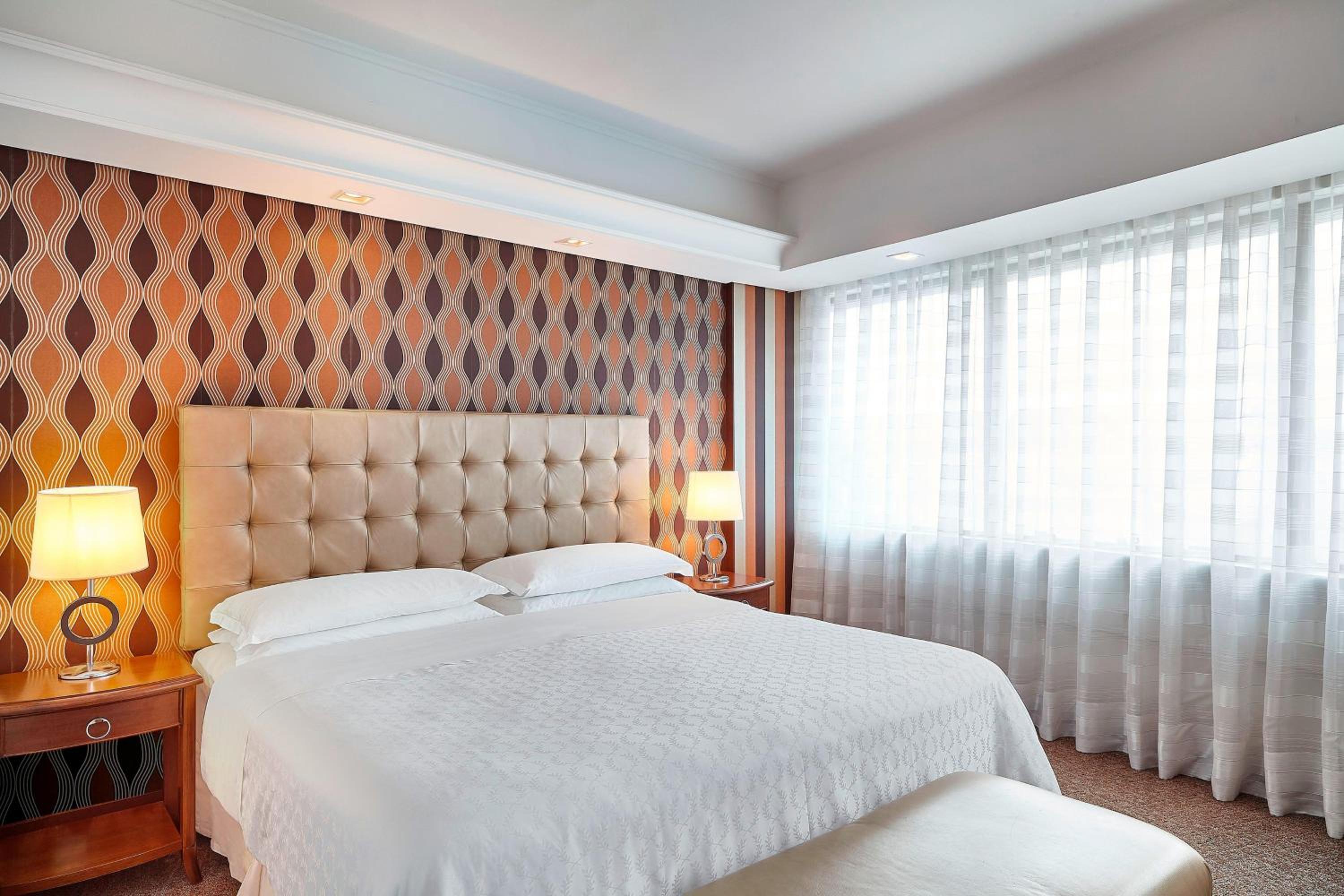 Deluxe King Room - Photo 14