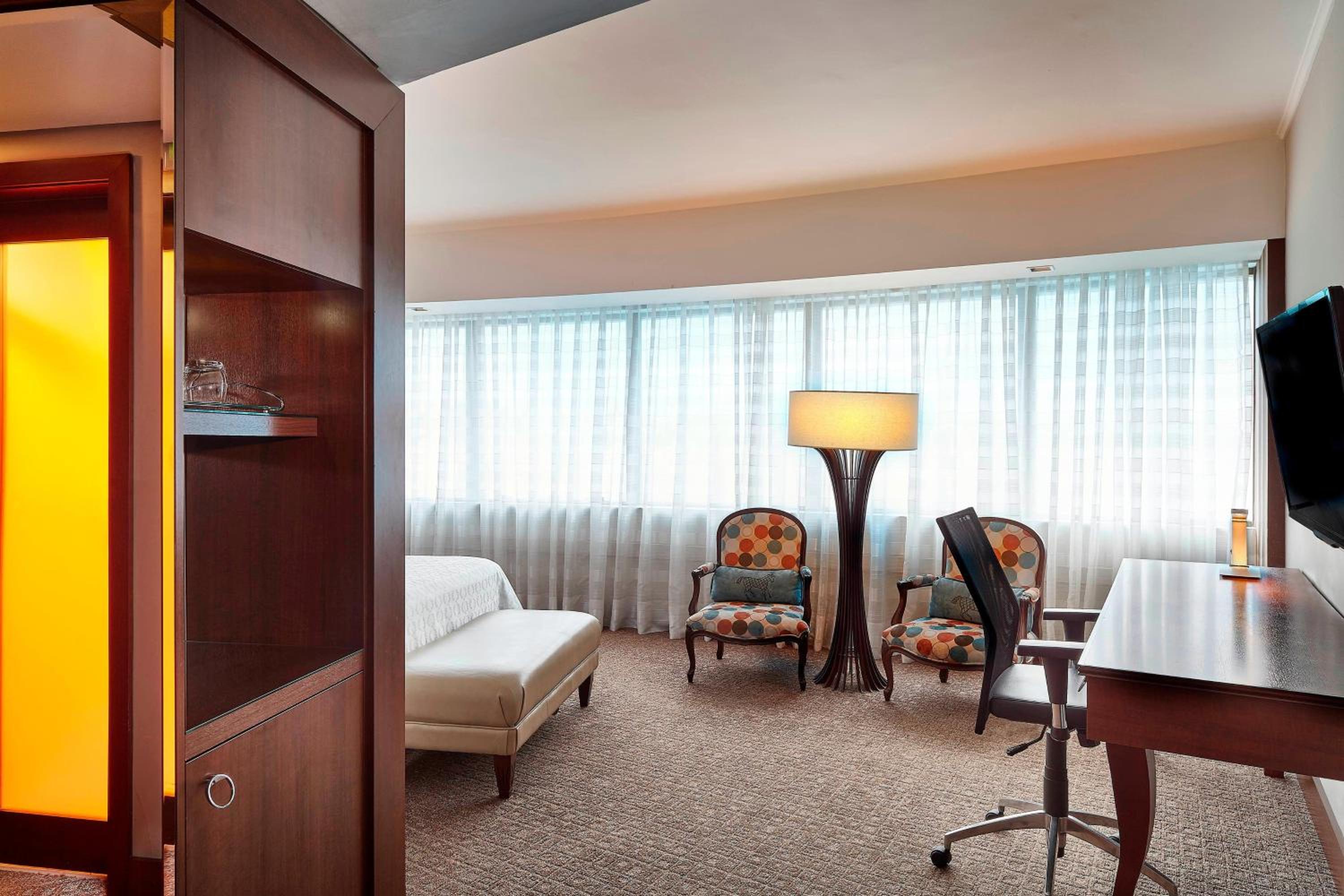 Deluxe King Room - Photo 16