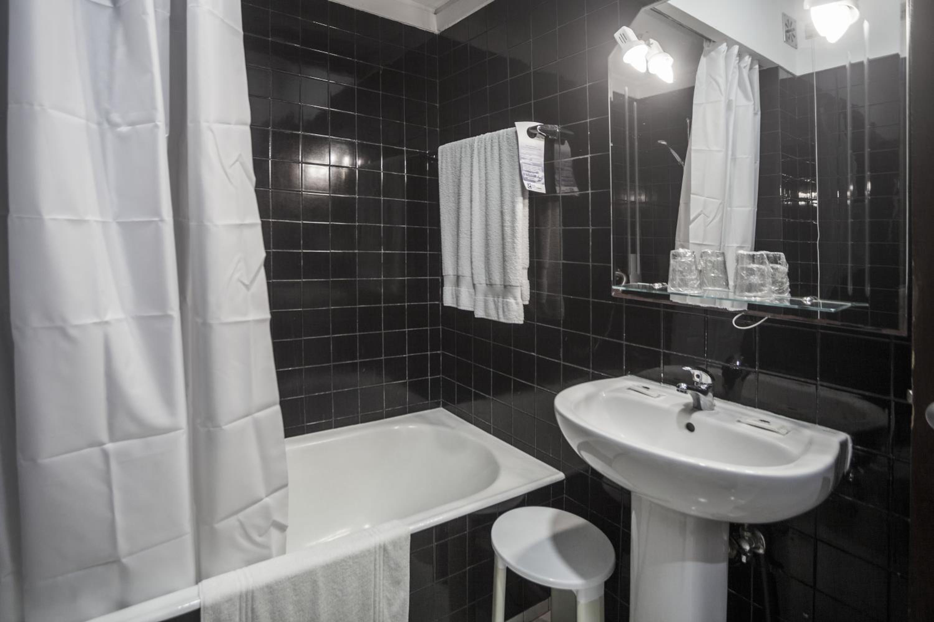 Twin Room - Photo 11