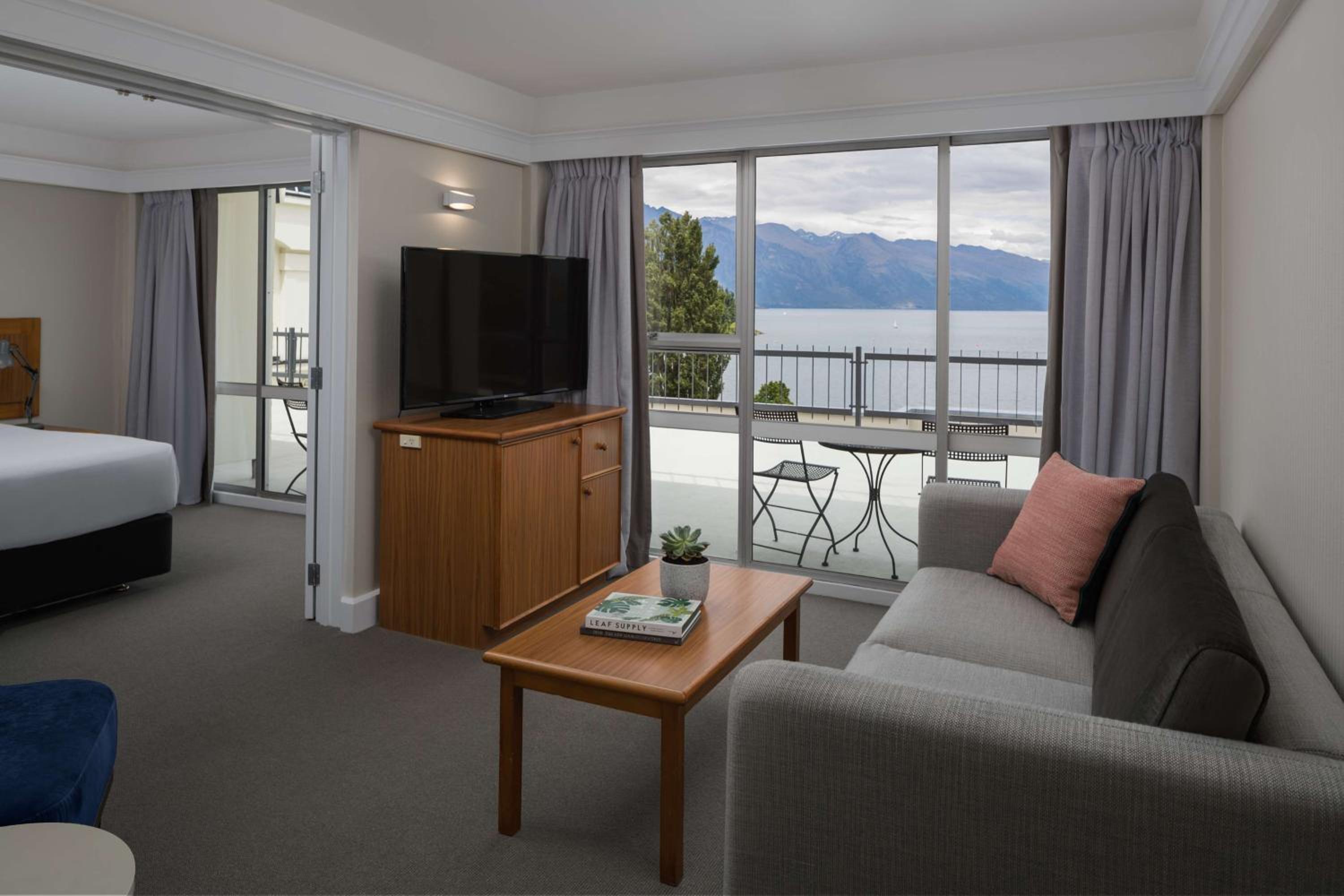 Lake View Family Room photo 1