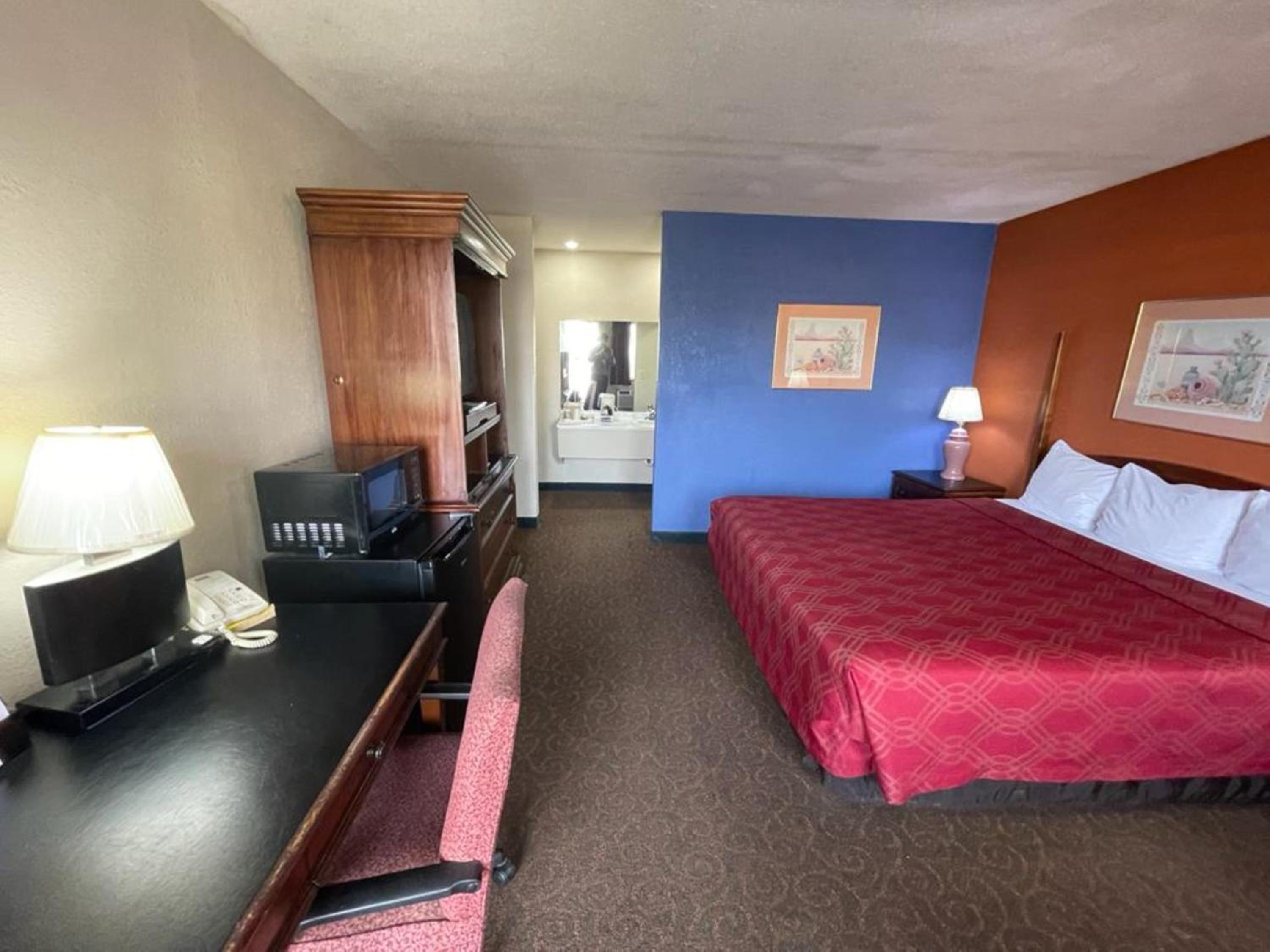 Queen Room - Non-Smoking photo 3