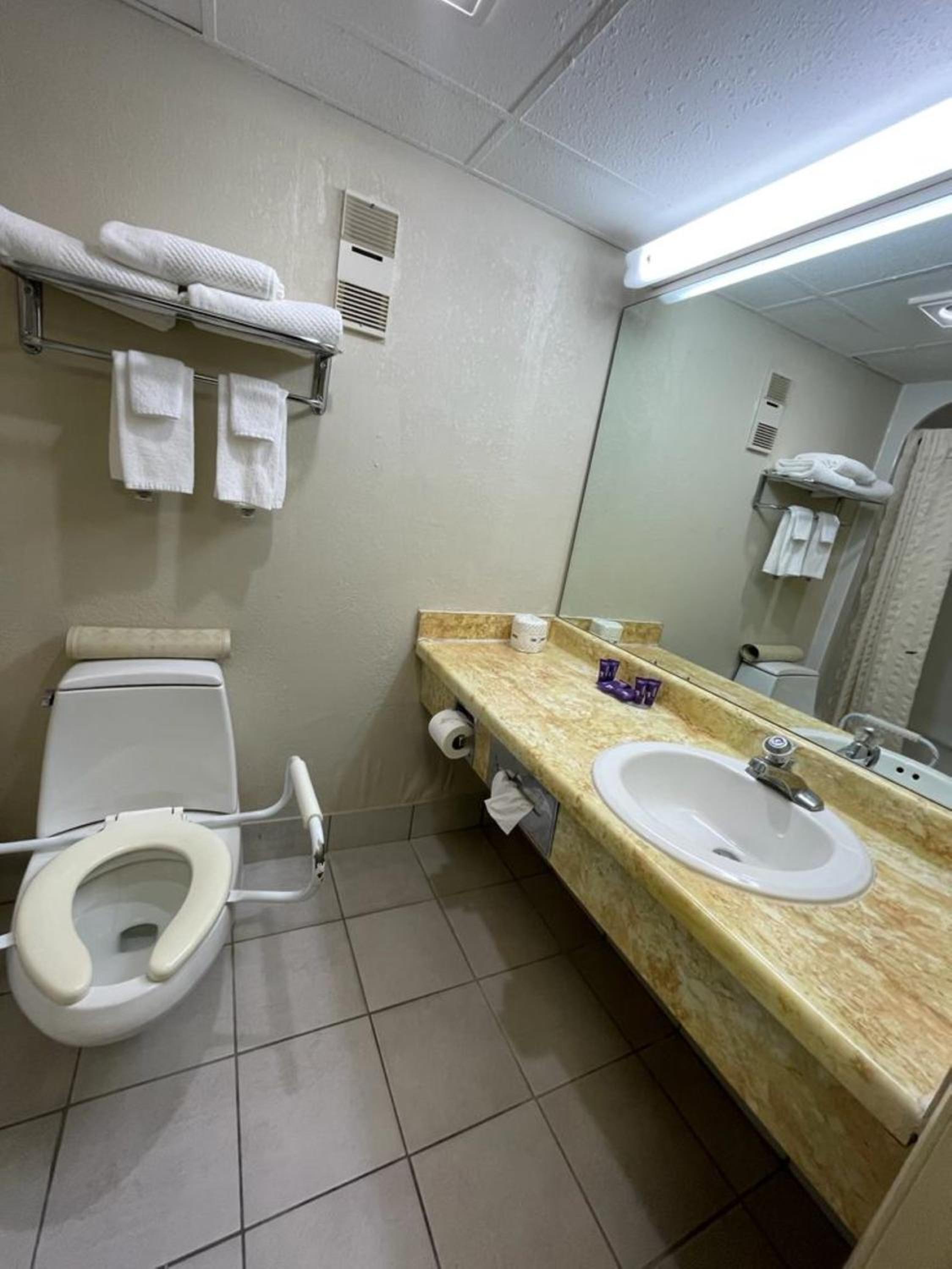 Queen Room with Two Queen Beds - Accessible/Non-Smoking photo 2