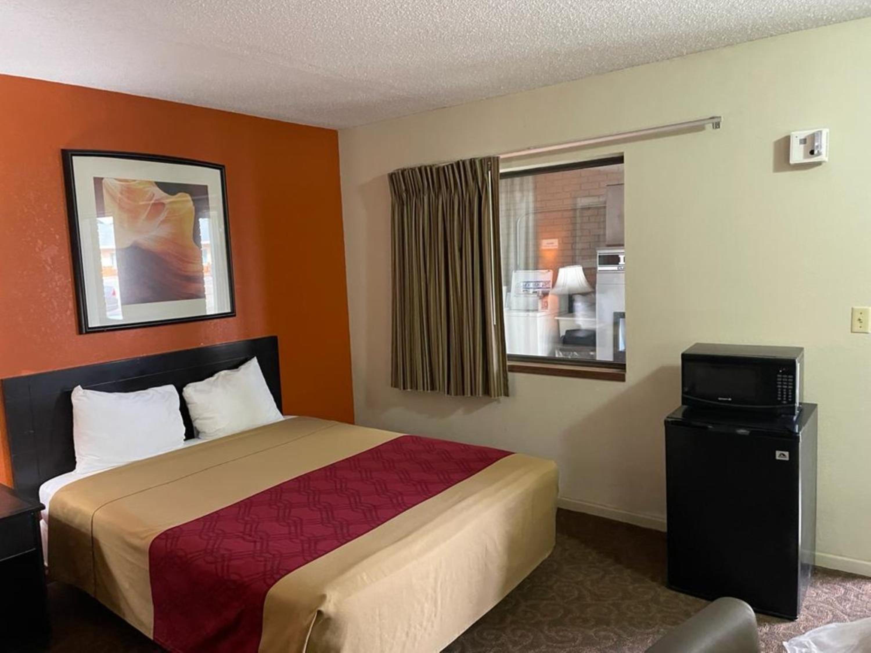 Queen Room with Two Queen Beds - Accessible/Non-Smoking  photo 3