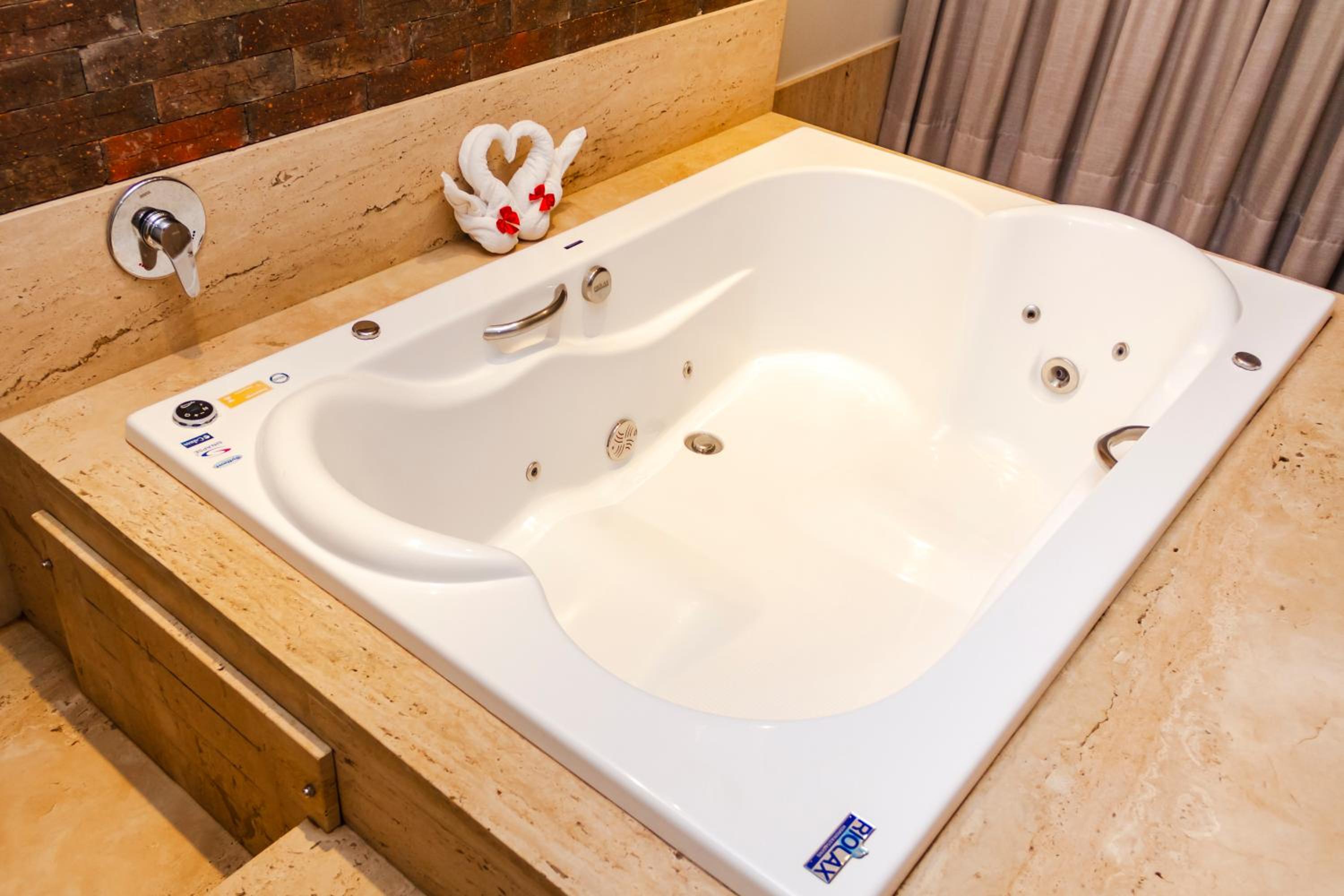 Double Room with Spa Bath photo 2