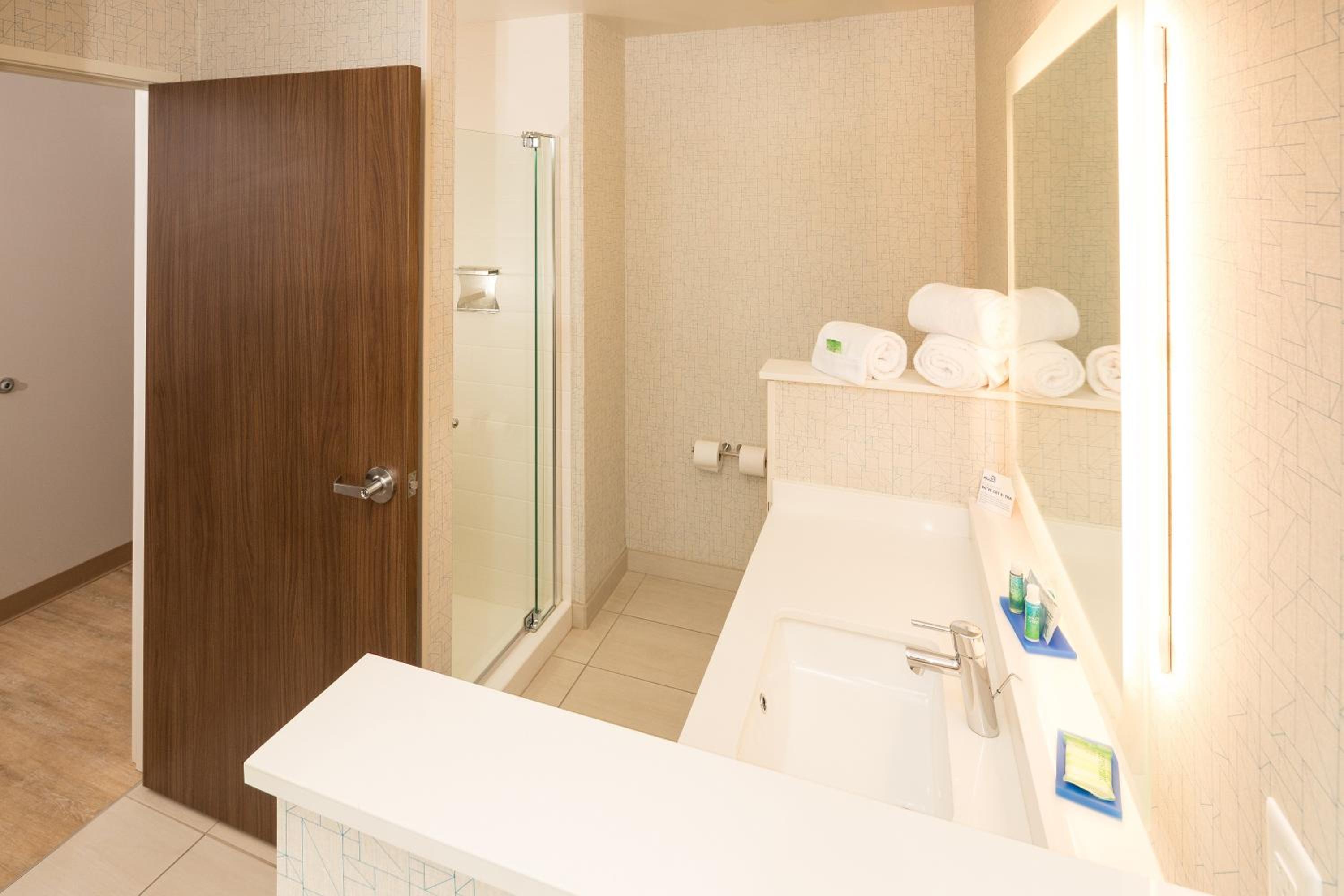 King Suite - Non-Smoking - Photo 4
