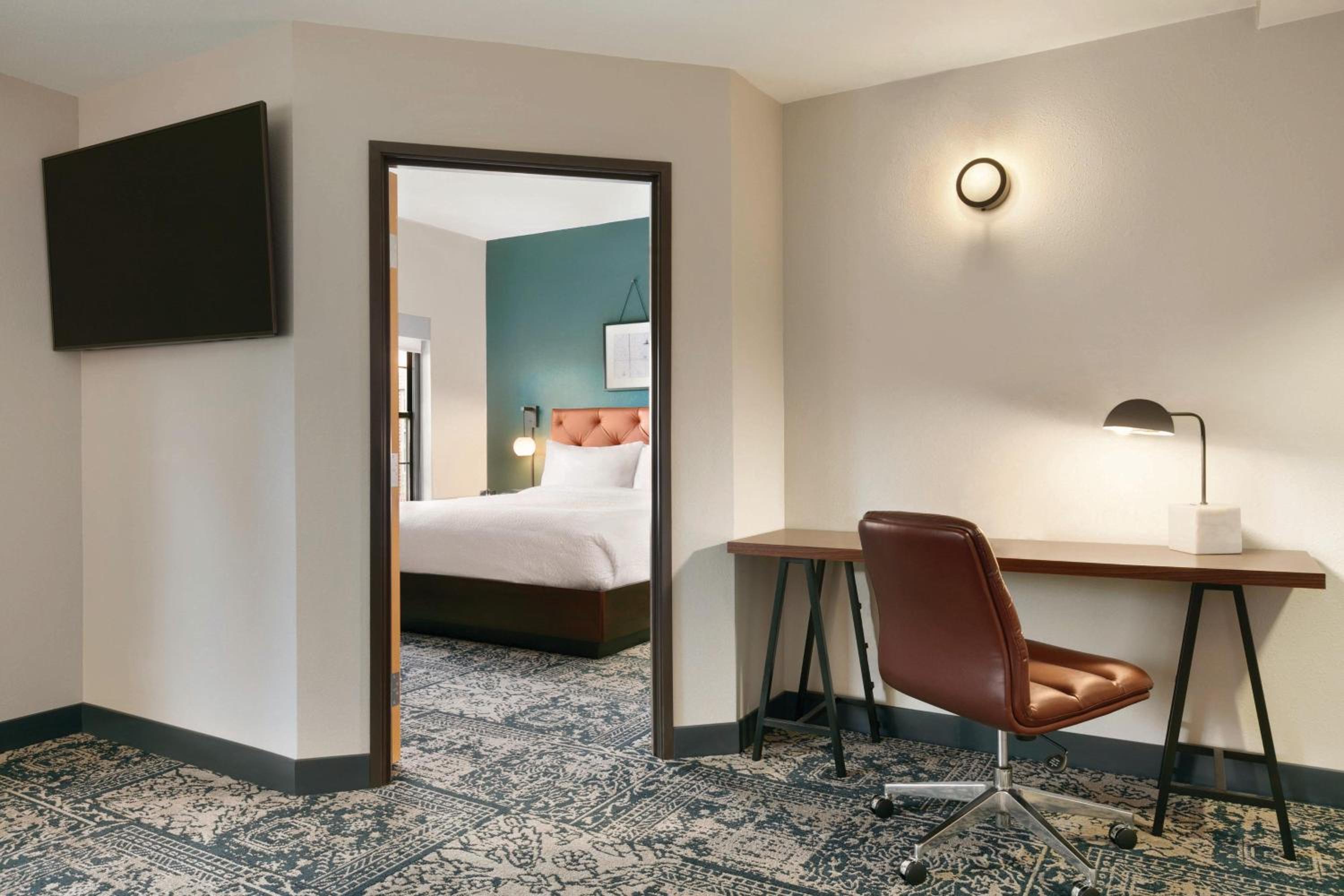 1 Bedroom Suite, 1 King, Alternate bed: sofa bed - Photo 2