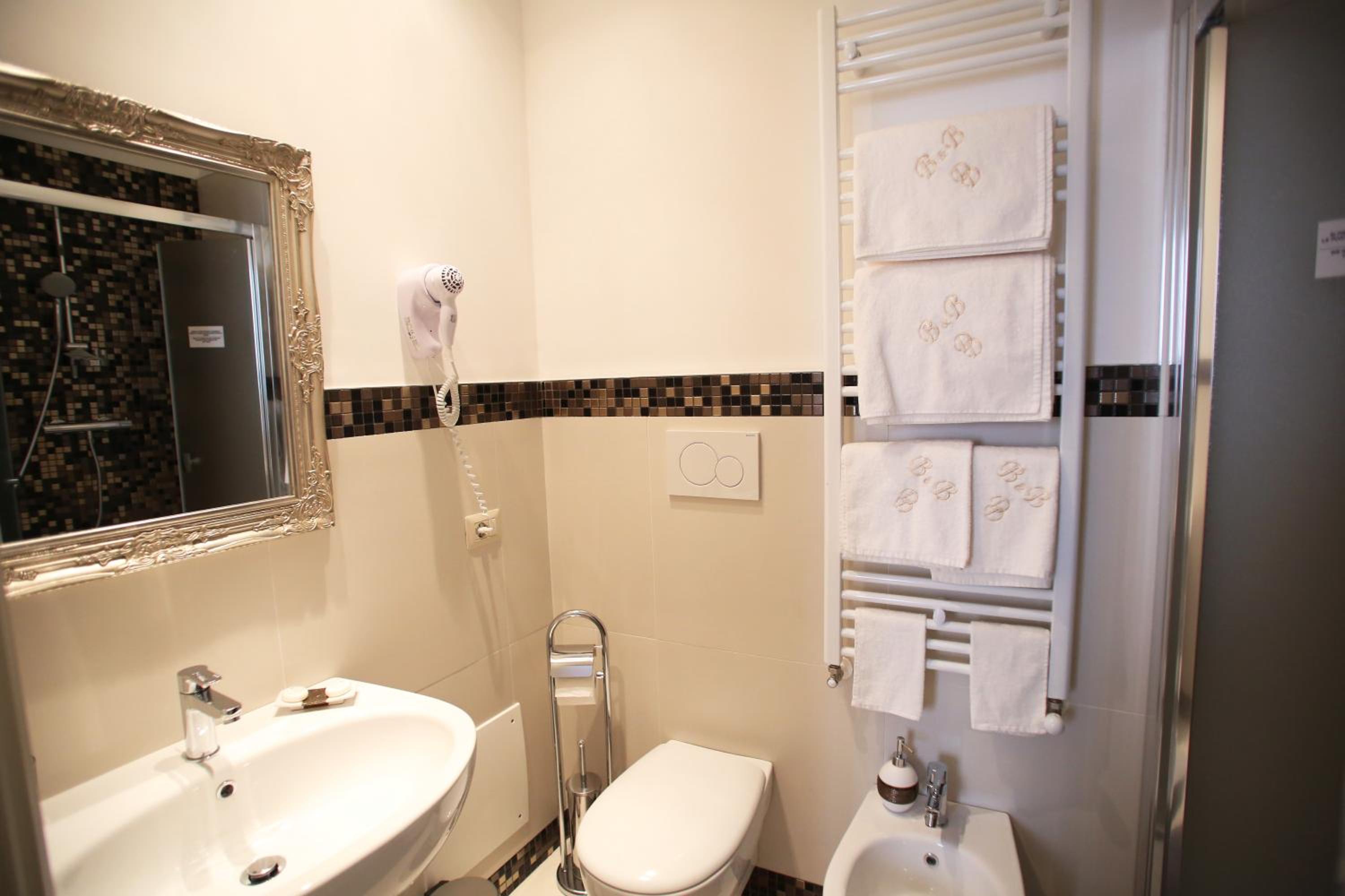 Deluxe Double Room with Balcony photo 3