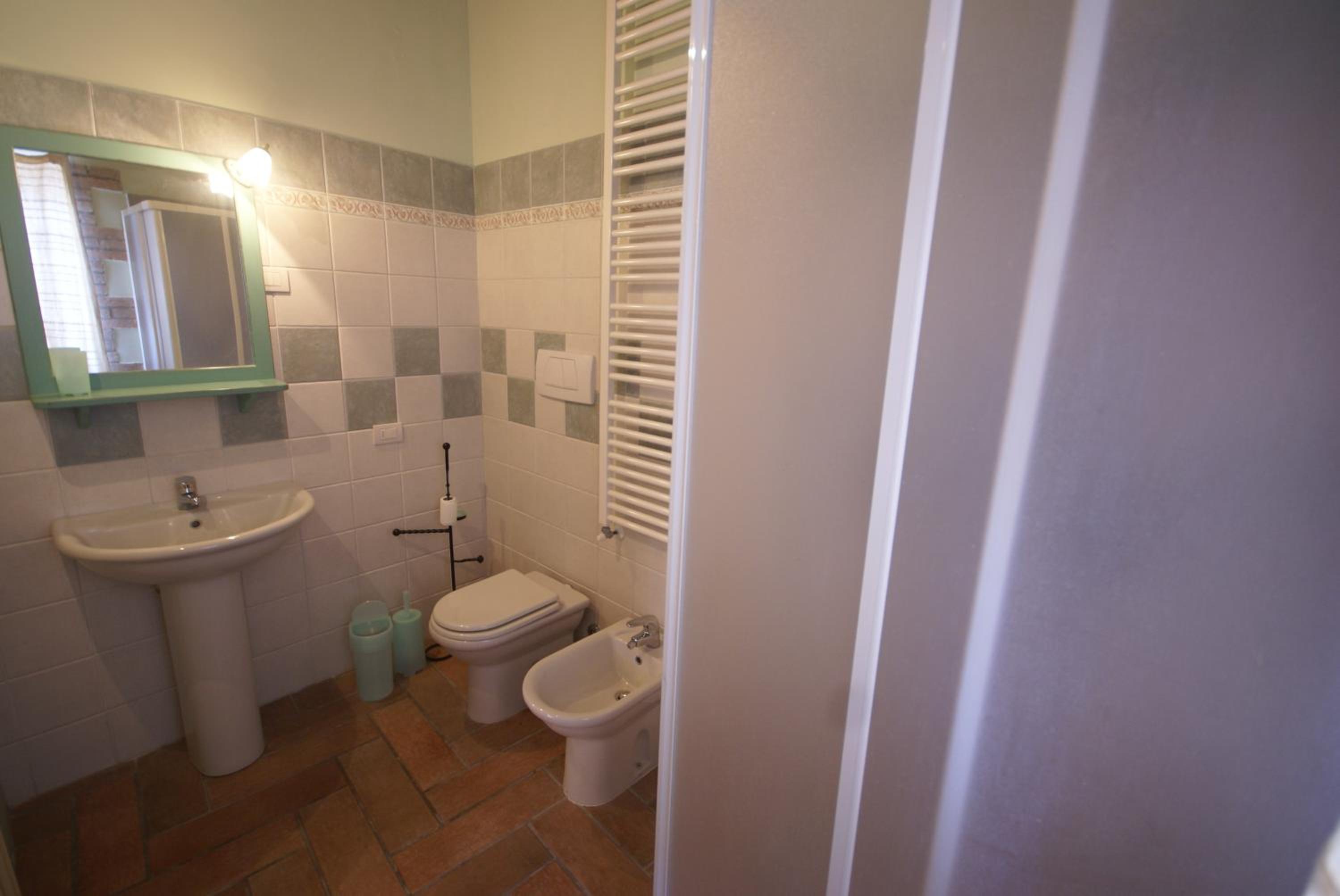 Five-Bedroom House photo 3