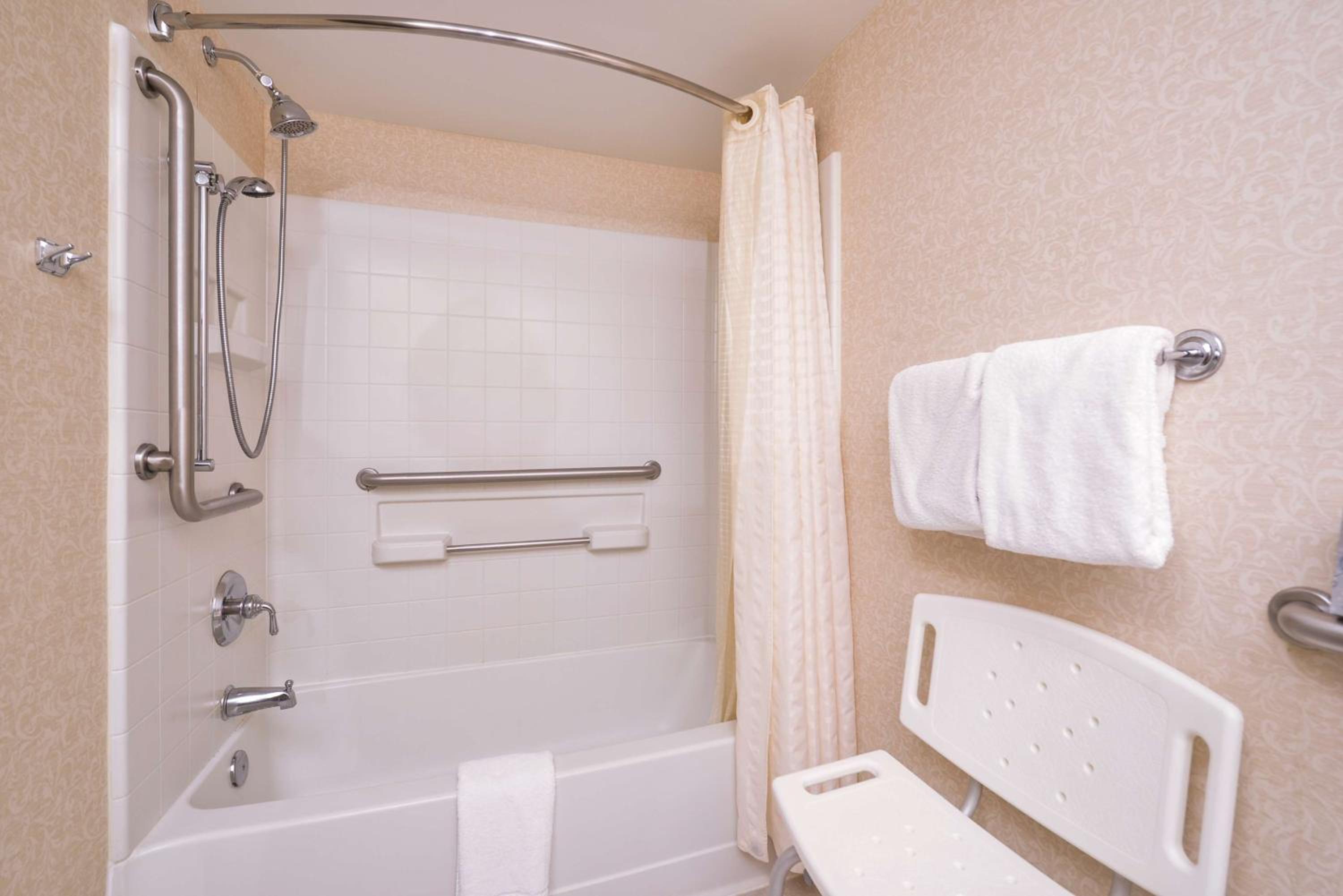 King Room with Bath Tub - Disability Access/Non-Smoking  - Photo 7