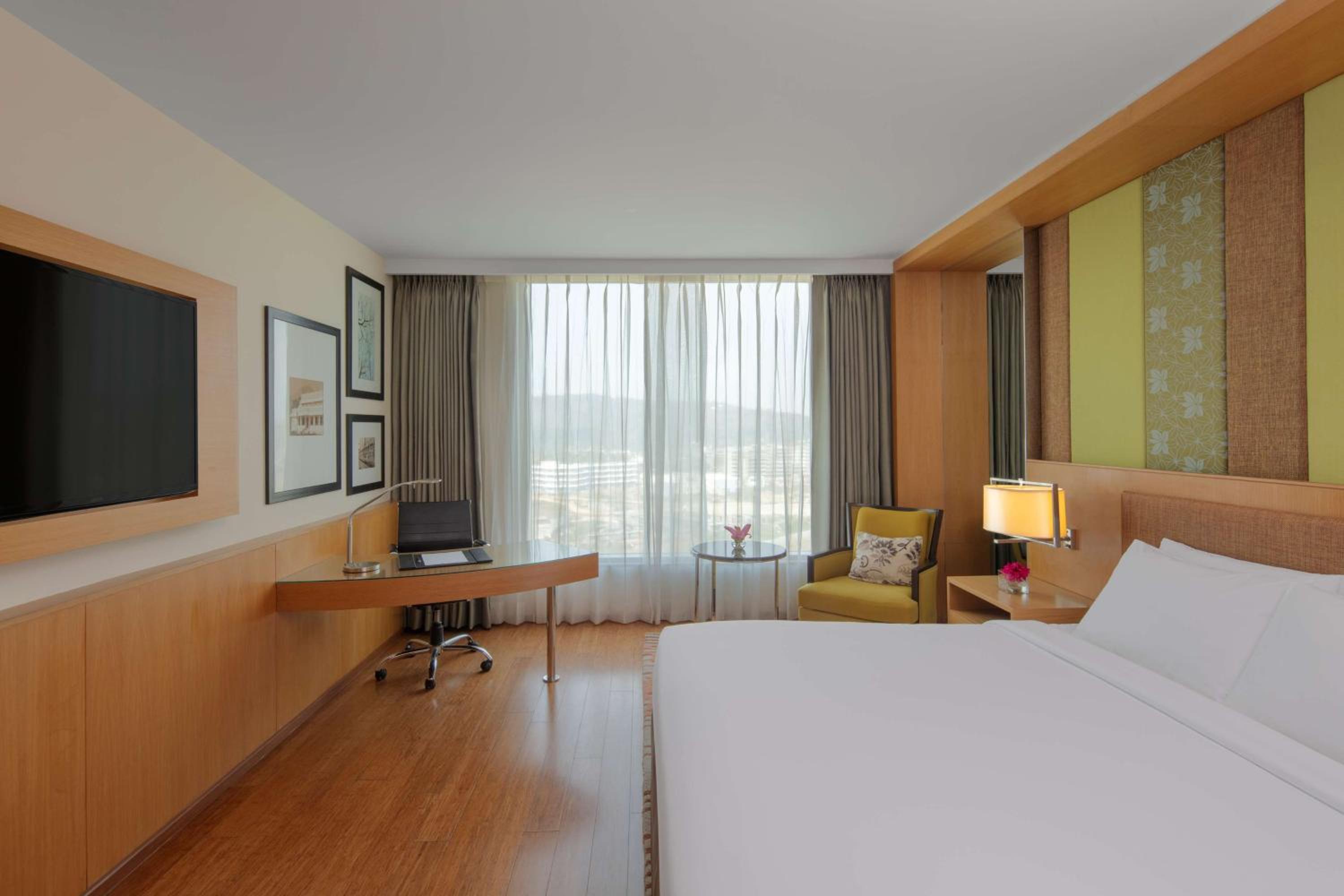 Business Class Room with Bath tube with Complimentary One Way Airport Transfer , 20% discount on Laundry Services , 15% of on Food & Soft Beverages and Complimentary In-Room Refreshments with Cookie Platter provided one per stay photo 2