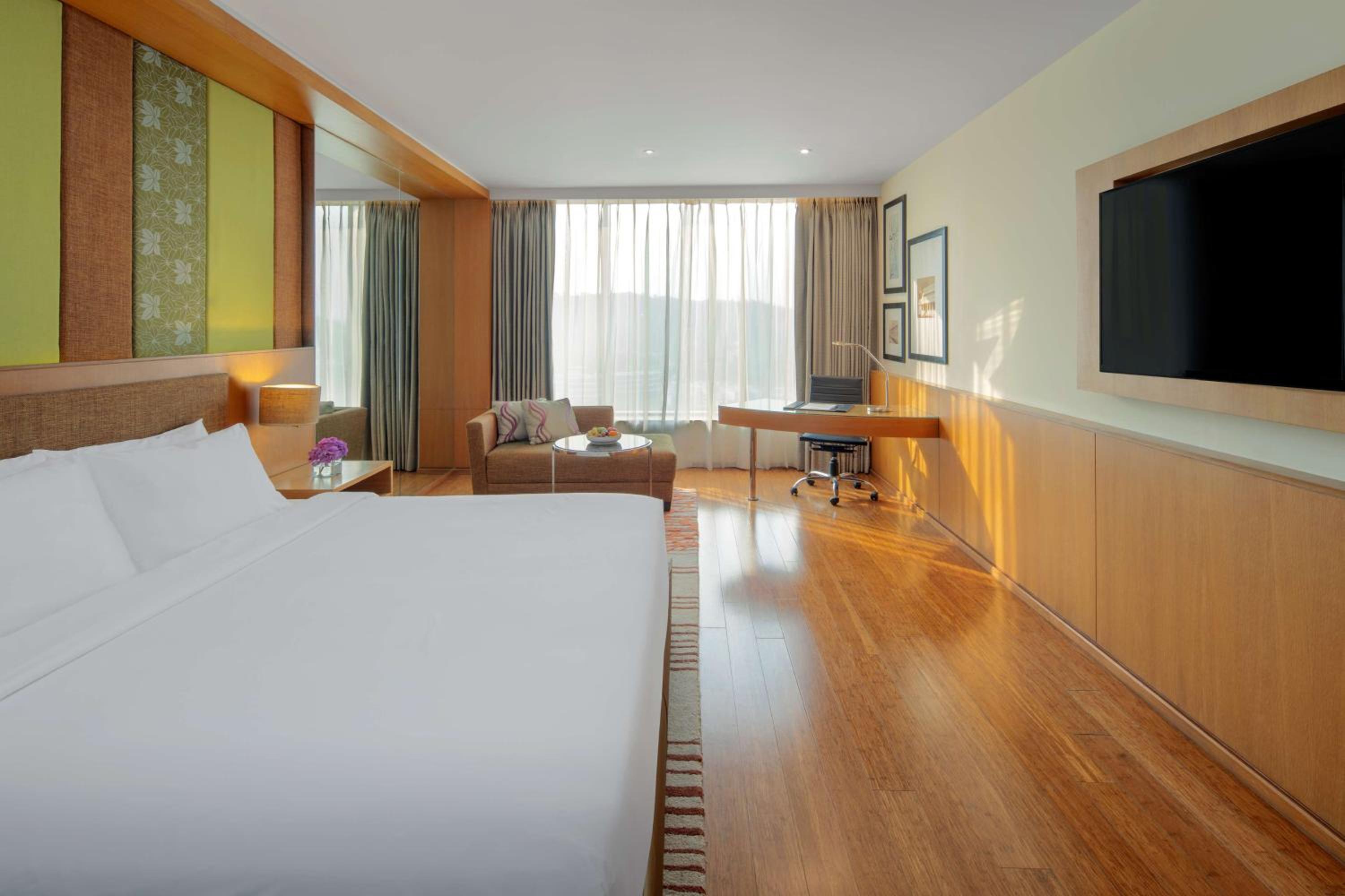 Business Class Room with Bath tub, free Wi-fi ,1 way airport transfer