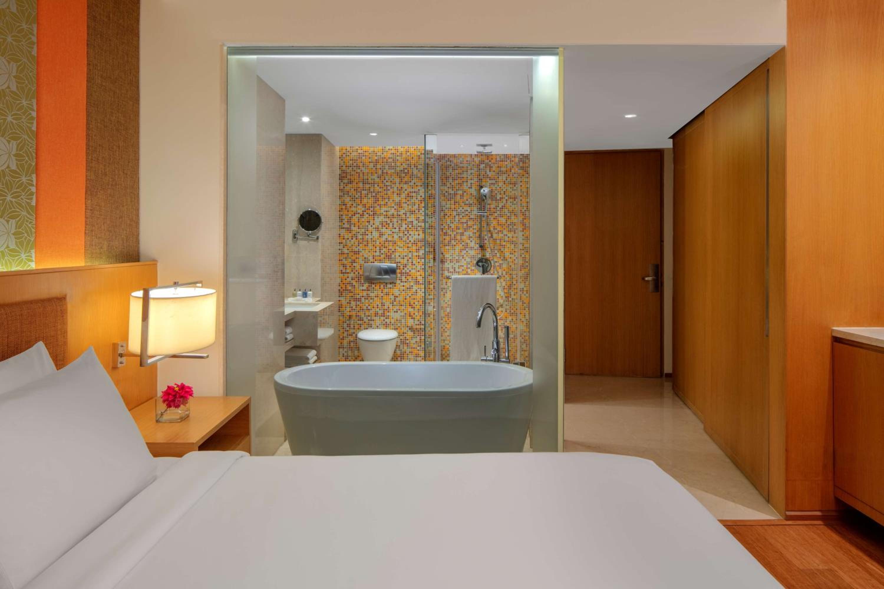 Deluxe Room with King bed & Bath tub, free Wi-fi 