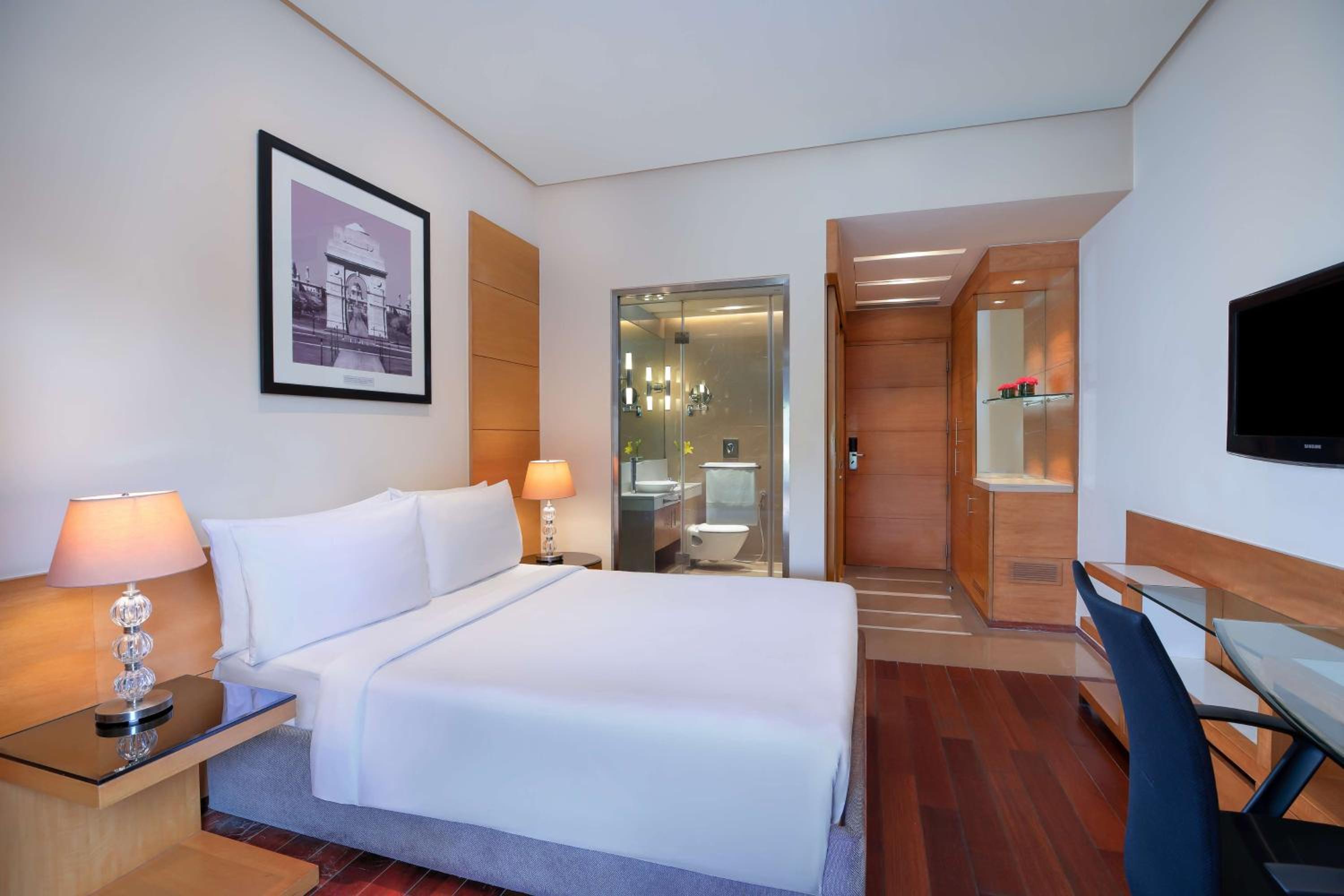 Superior Room with Balcony - Photo 6