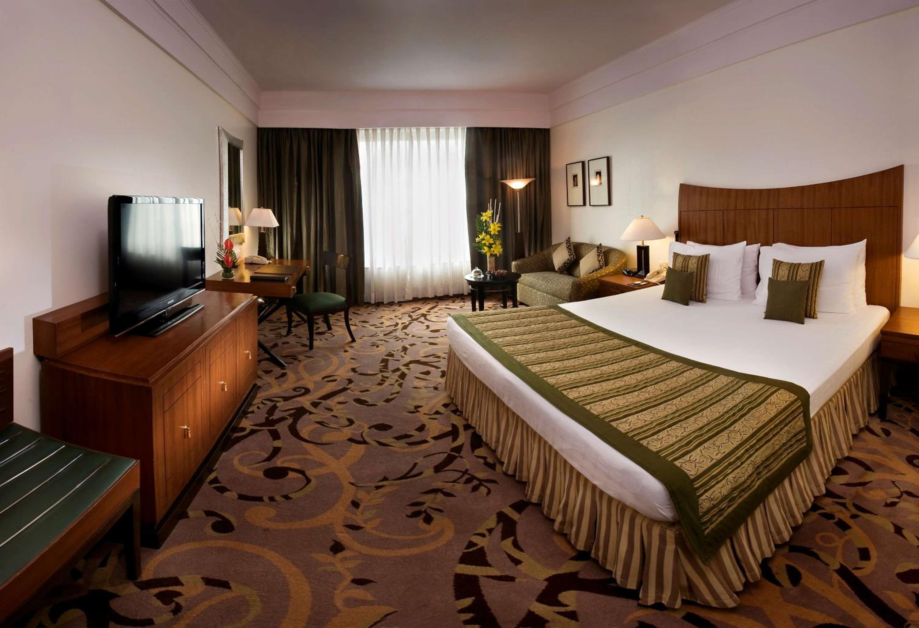 Deluxe Room with HI-Tea with cookies, 4–6 PM at SXVIII, 1+1 on select drinks, 6:30–8:30 PM @Links, 15% off on Food & Soft beverages - Photo 1