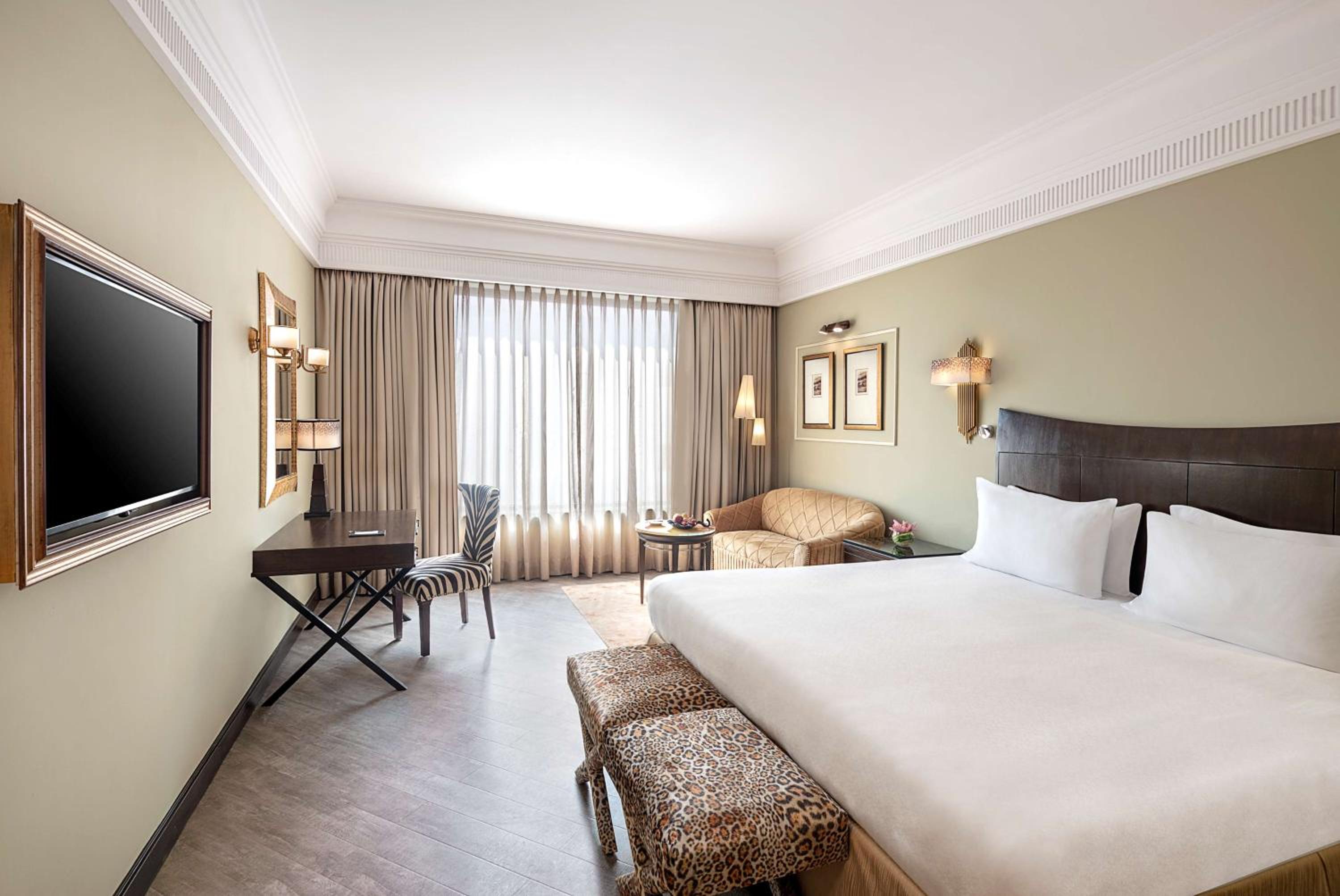 Business Room with HI-Tea with cookies, 4–6 PM at SXVIII, 1+1 on select drinks, 6:30–8:30 PM @Links, 15% off on Food & Soft beverages Business Room with HI-Tea with cookies, 4–6 PM at SXVIII, 1+1 on select drinks, 6:30–8:30 PM @Links, 15% off on Food & Soft beverages
