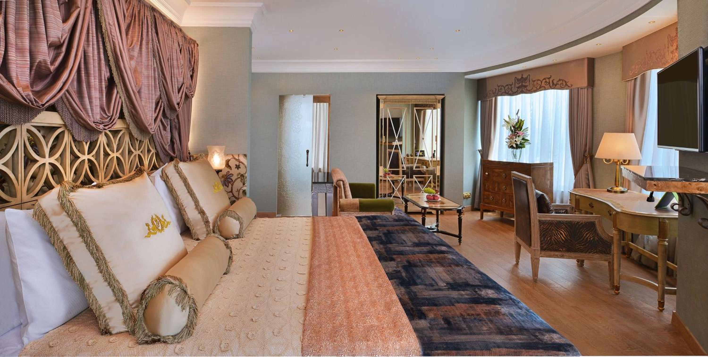 Crescent Suite with HI-Tea with cookies, 4–6 PM at SXVIII, 1+1 on select drinks, 6:30–8:30 PM @Links, 15% off on Food & Soft beverages