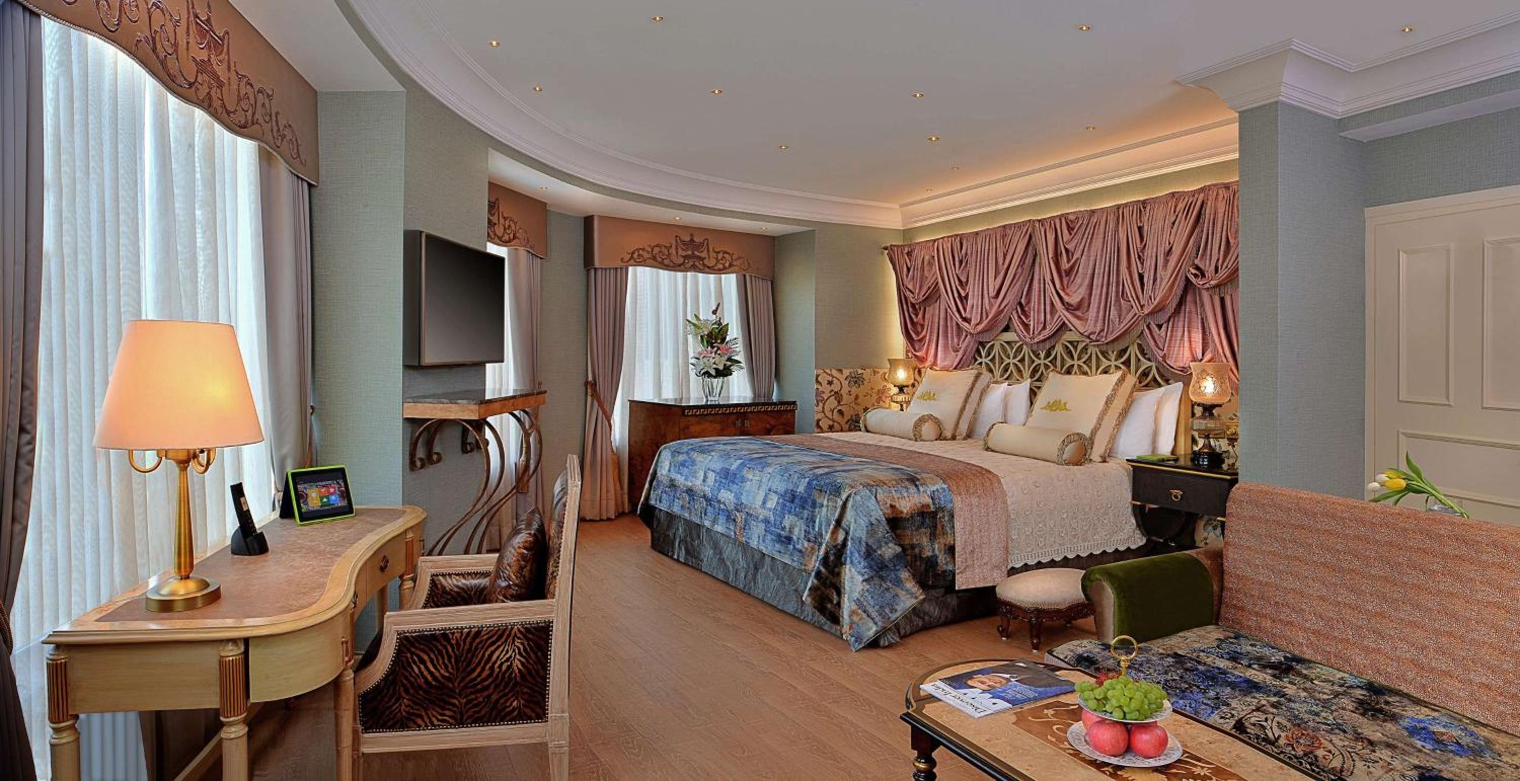 Crescent Suite with HI-Tea with cookies, 4–6 PM at SXVIII, 1+1 on select drinks, 6:30–8:30 PM @Links, 15% off on Food & Soft beverages