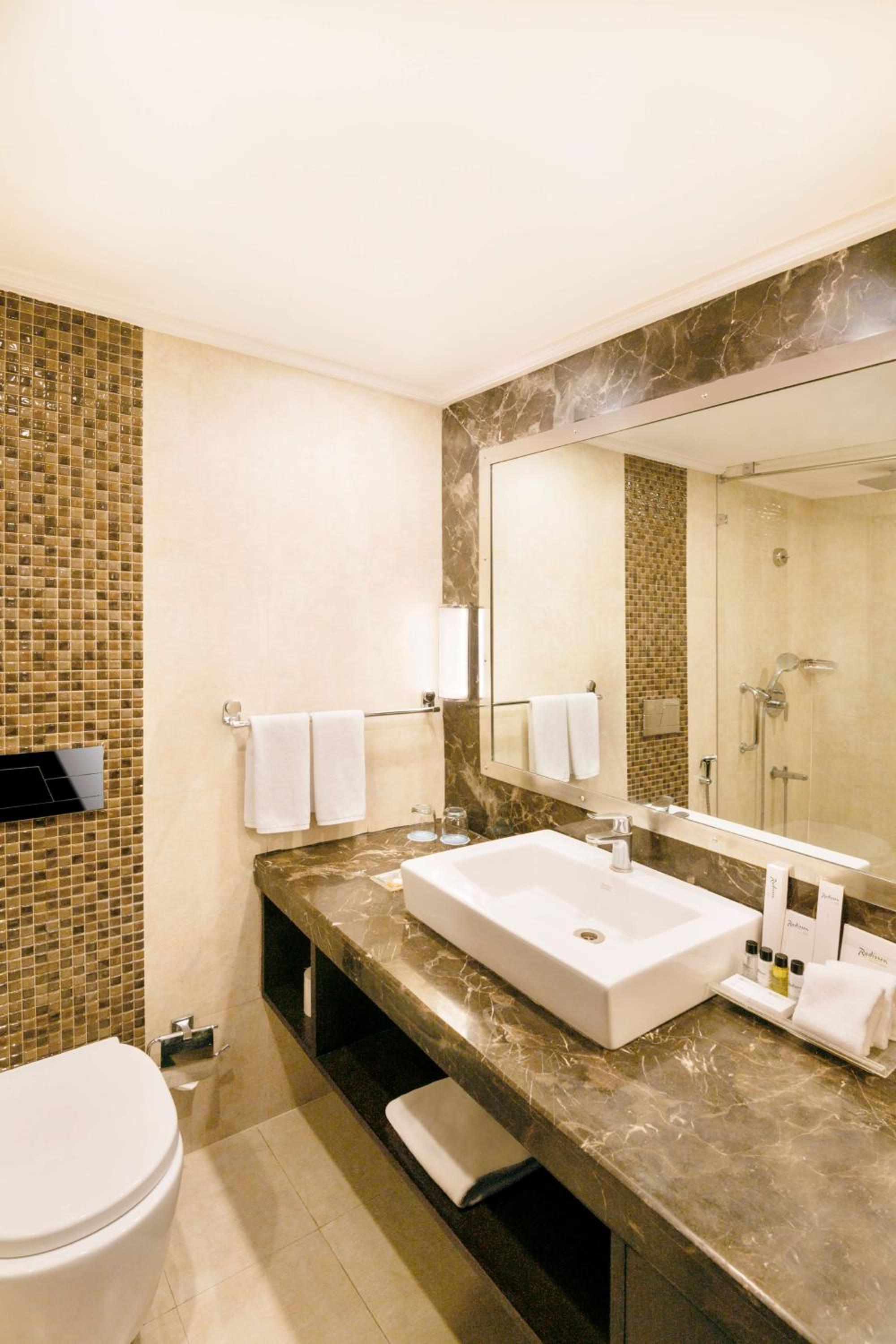 Superior Double Room: (Enjoy Happy Hours 1+1 offer on Beverages 12 PM-6 PM (Except Dragon House), 10% off on Spa and Laundry service, INR 500 credit on dinner buffet at Mosaic Restaurant) - Photo 5